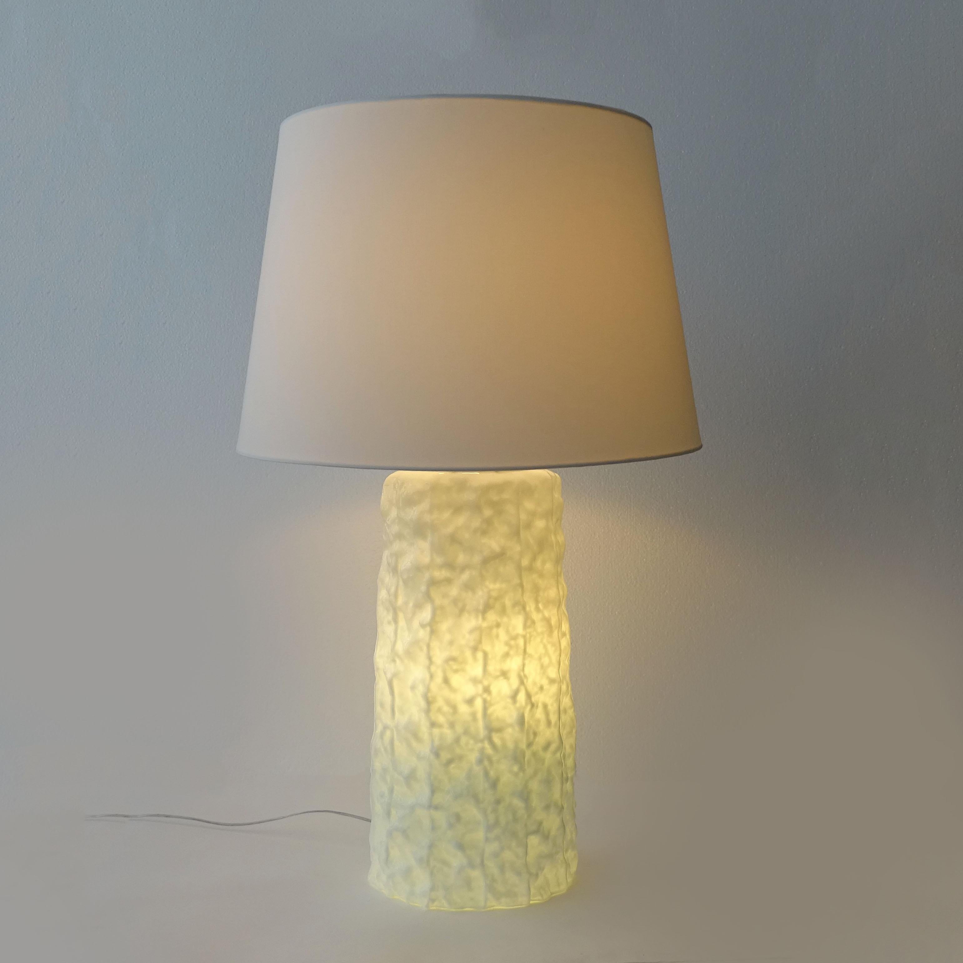 Large White Ice Effect Iridescent Murano Glass Table Lamp, Italy 1970s
The lamp does not include the lampshade
