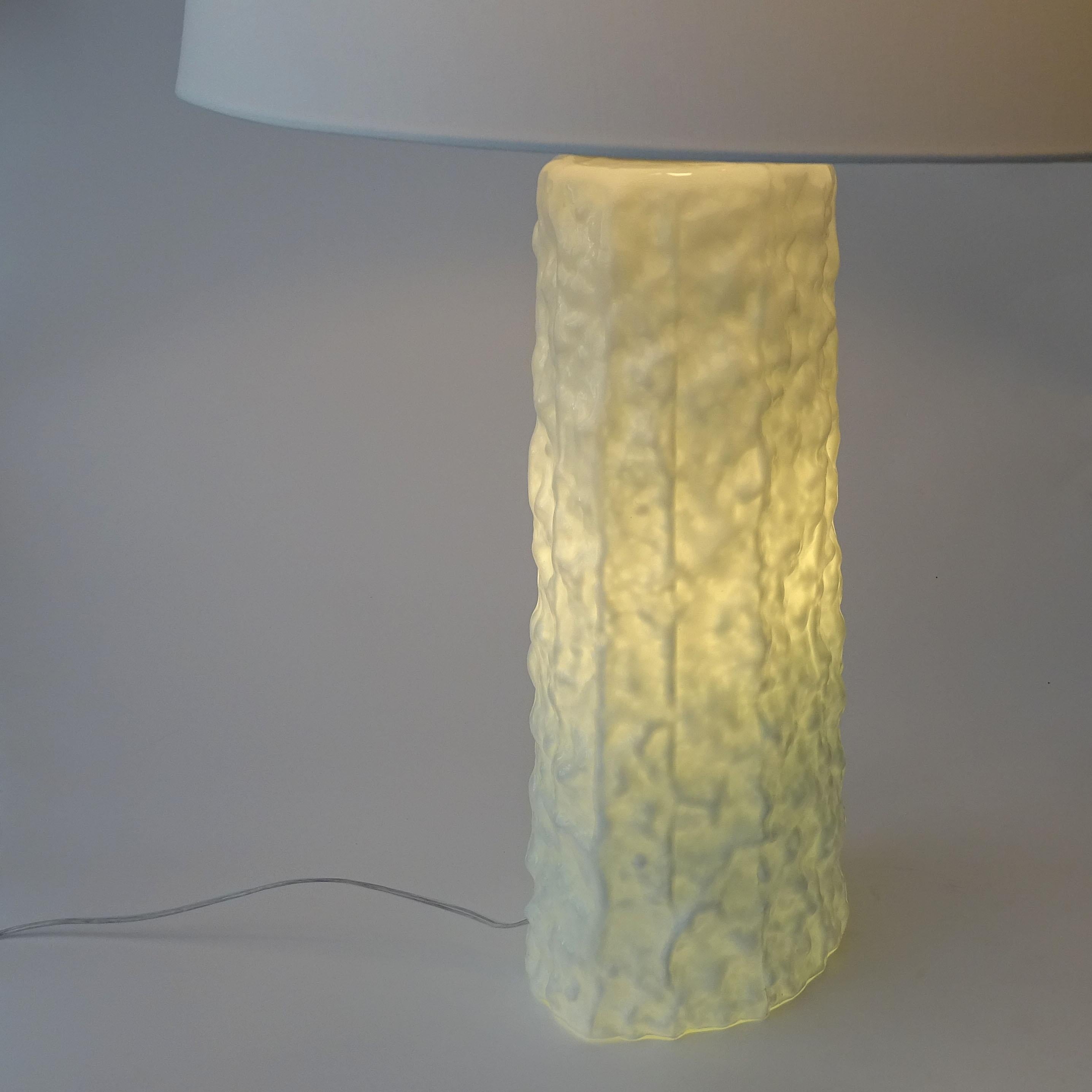 Mid-Century Modern Large White Ice Effect Iridescent Murano Glass Table Lamp, Italy 1970s For Sale
