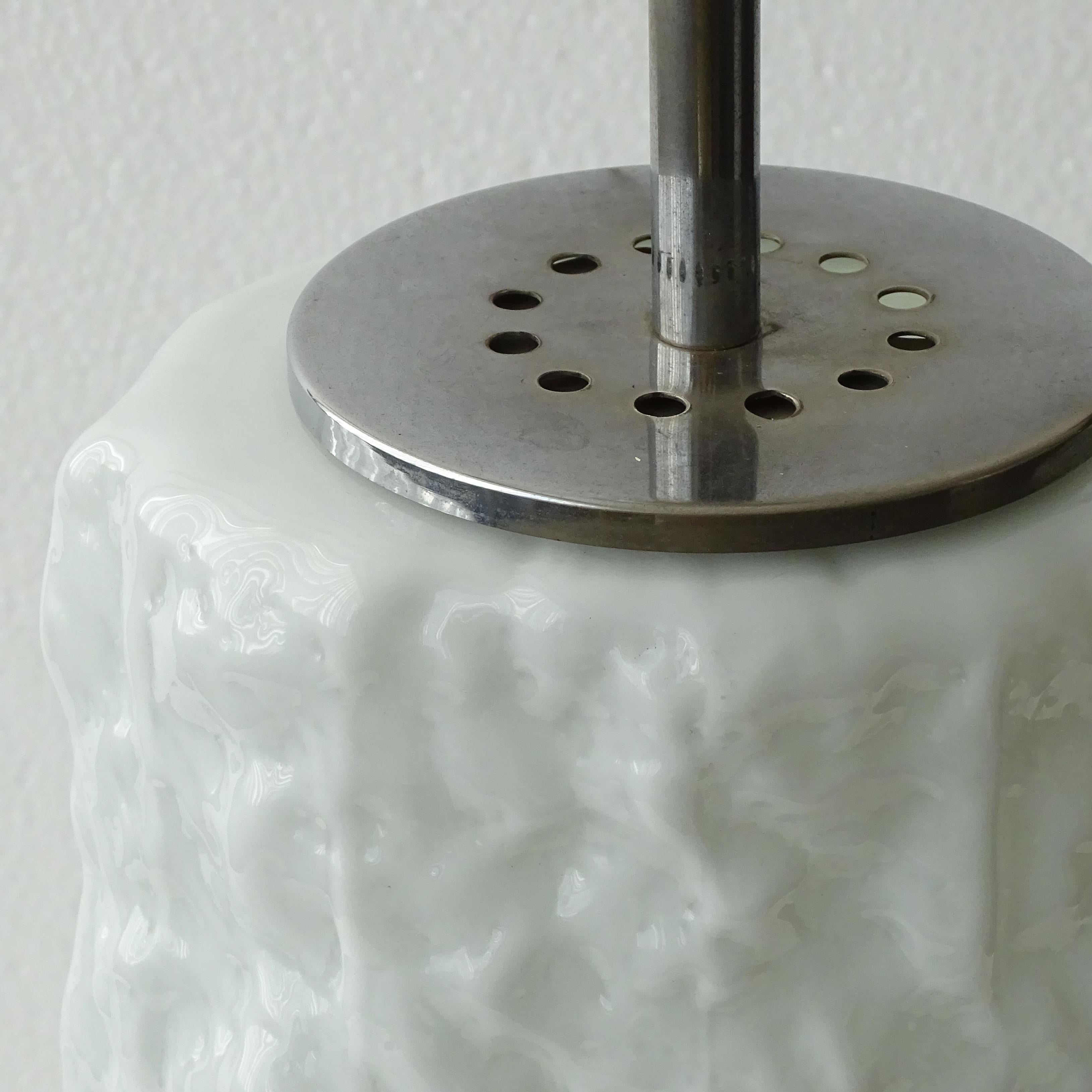 Italian Large White Ice Effect Iridescent Murano Glass Table Lamp, Italy 1970s For Sale
