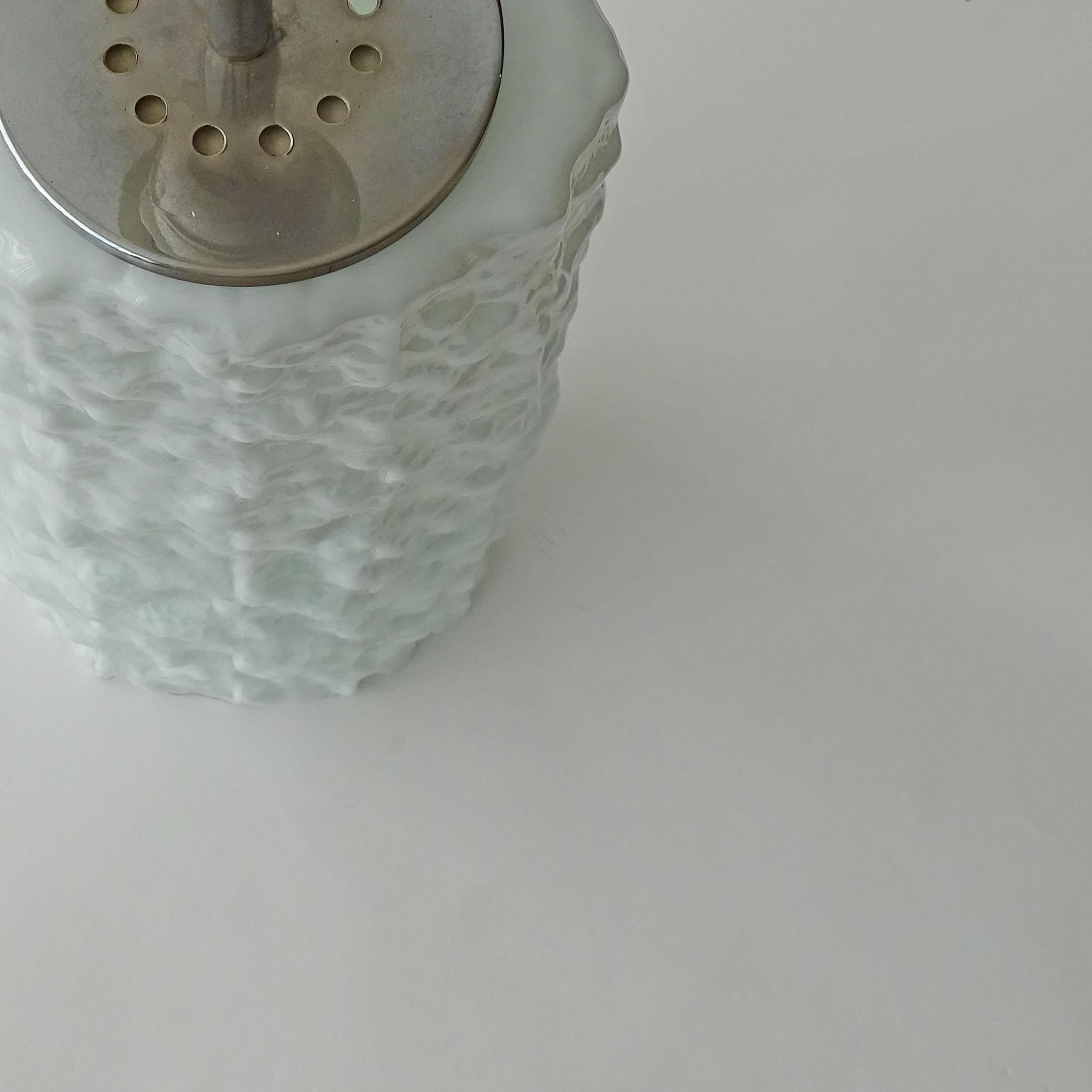 Large White Ice Effect Iridescent Murano Glass Table Lamp, Italy 1970s In Excellent Condition For Sale In Milan, IT
