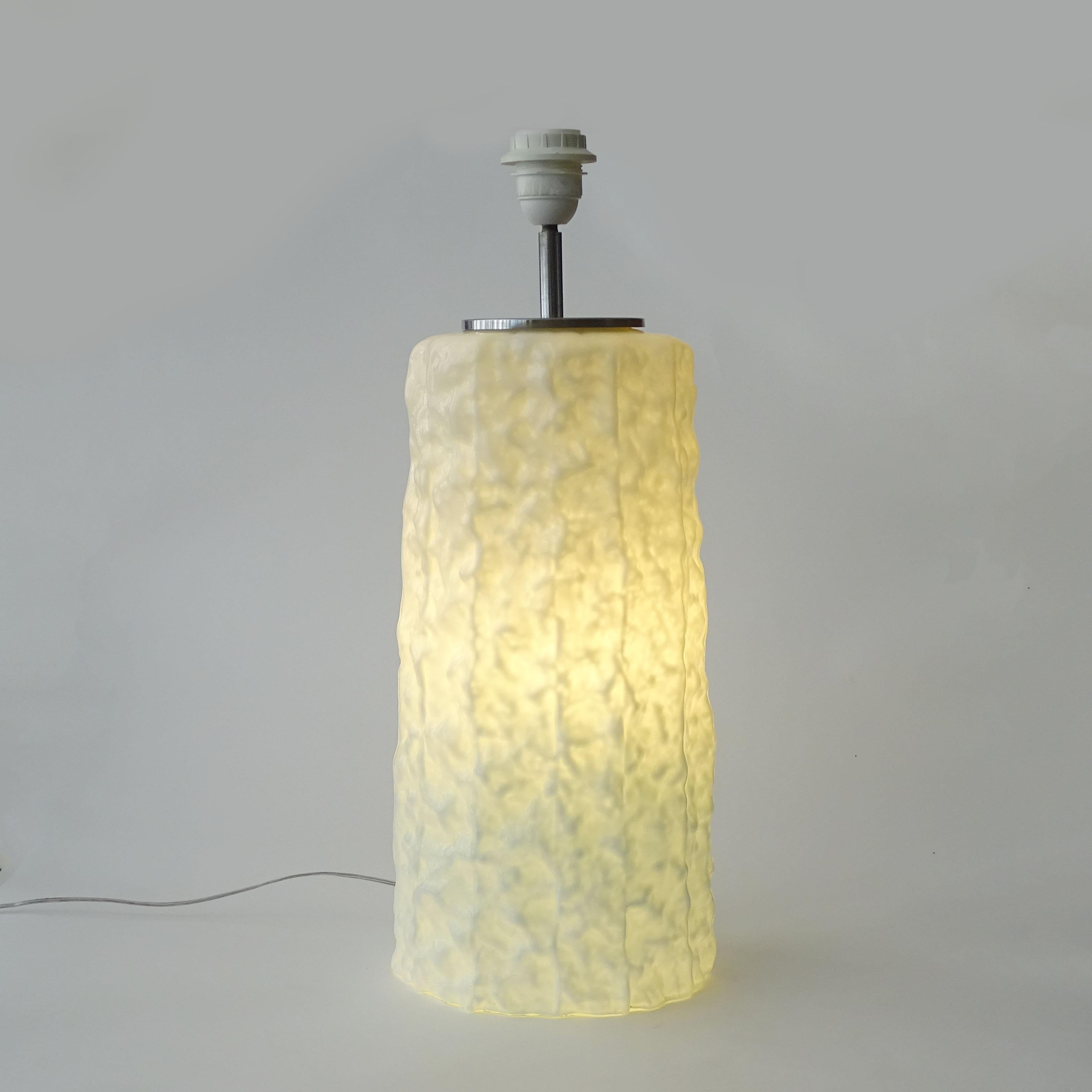 Late 20th Century Large White Ice Effect Iridescent Murano Glass Table Lamp, Italy 1970s For Sale