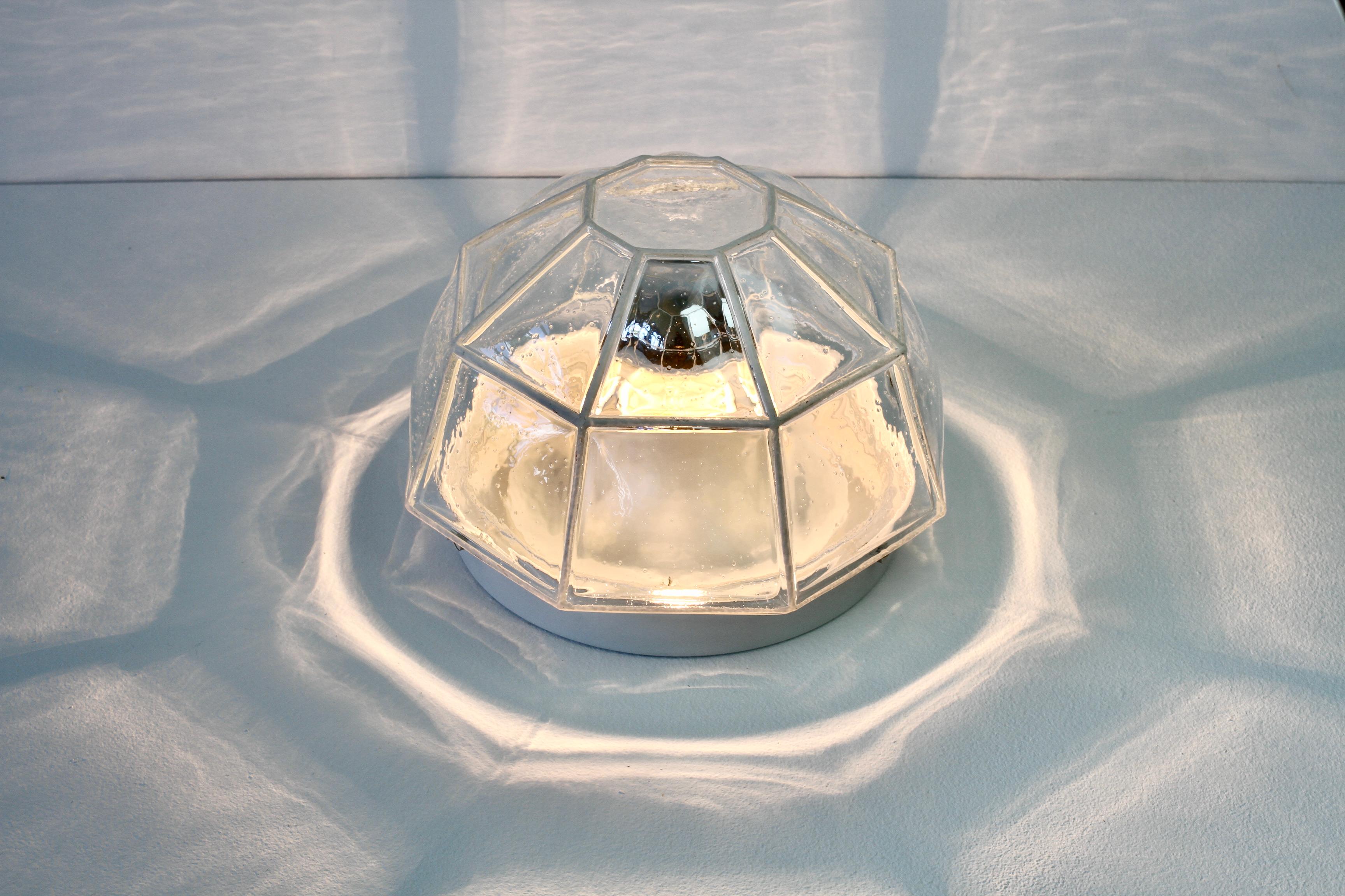 Weiße Eisenblasen-Glaseinbauleuchte, Limburg Glashütte, um 1960 im Zustand „Gut“ im Angebot in Landau an der Isar, Bayern