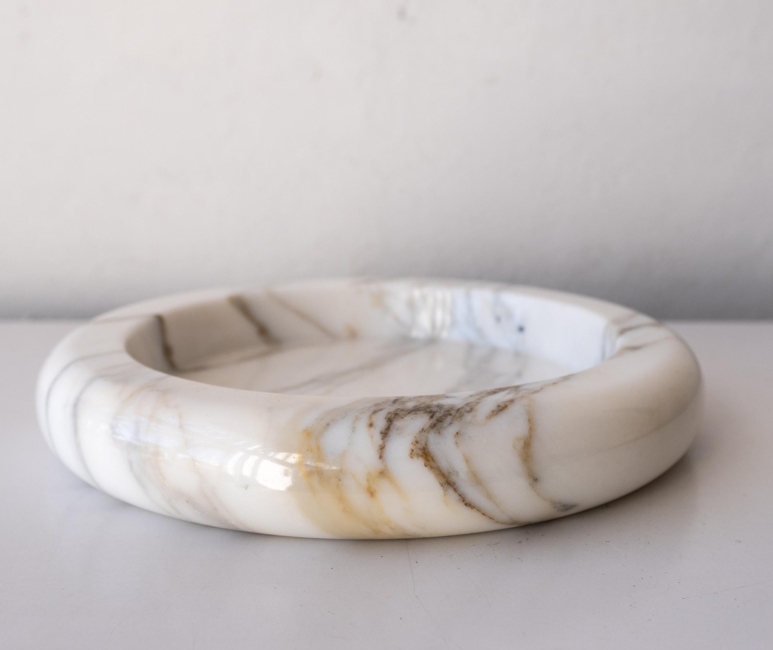 Beautiful white Italian Carrara marble bowl vide-poche from the 1960s.