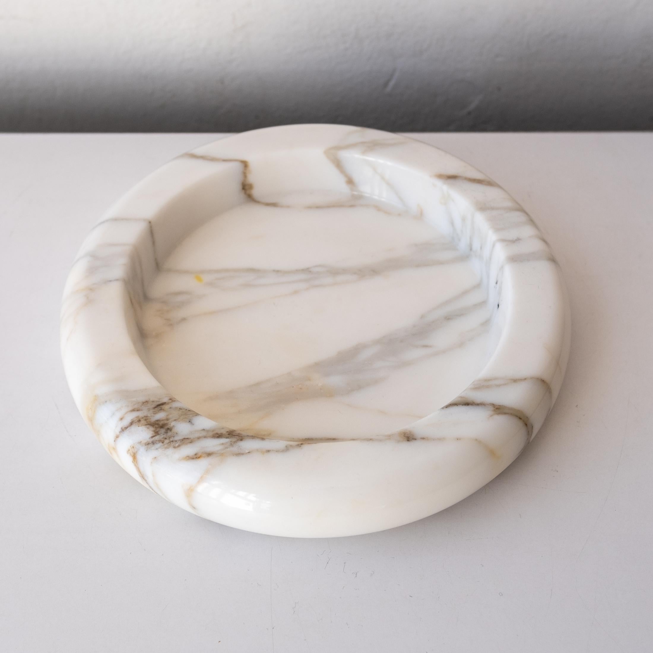 Large White Italian Carrara Marble Bowl Vide-Poche 1960s In Good Condition In San Diego, CA