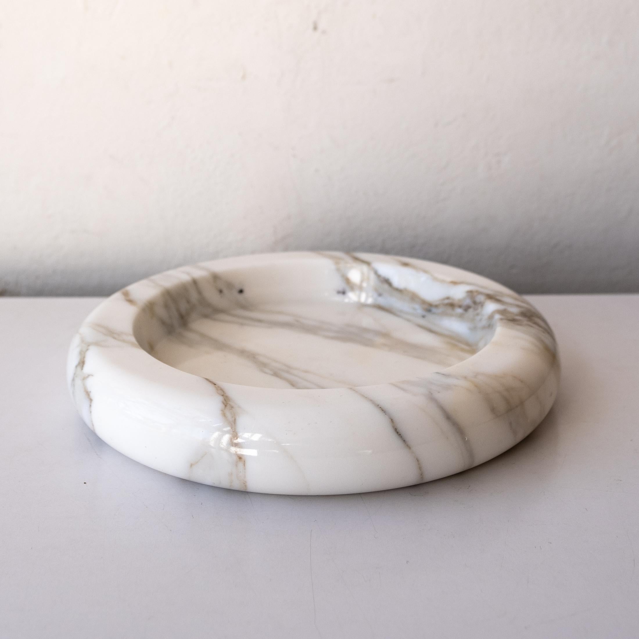 Mid-20th Century Large White Italian Carrara Marble Bowl Vide-Poche 1960s