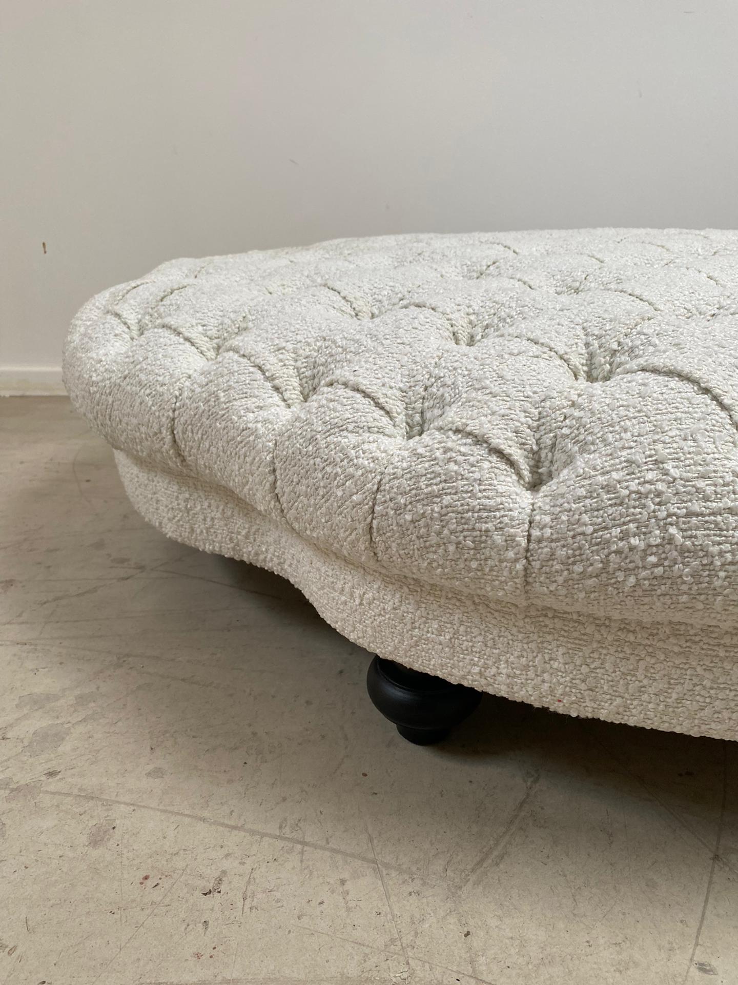 Large White Italian Ottoman In Good Condition In Brussel, BE
