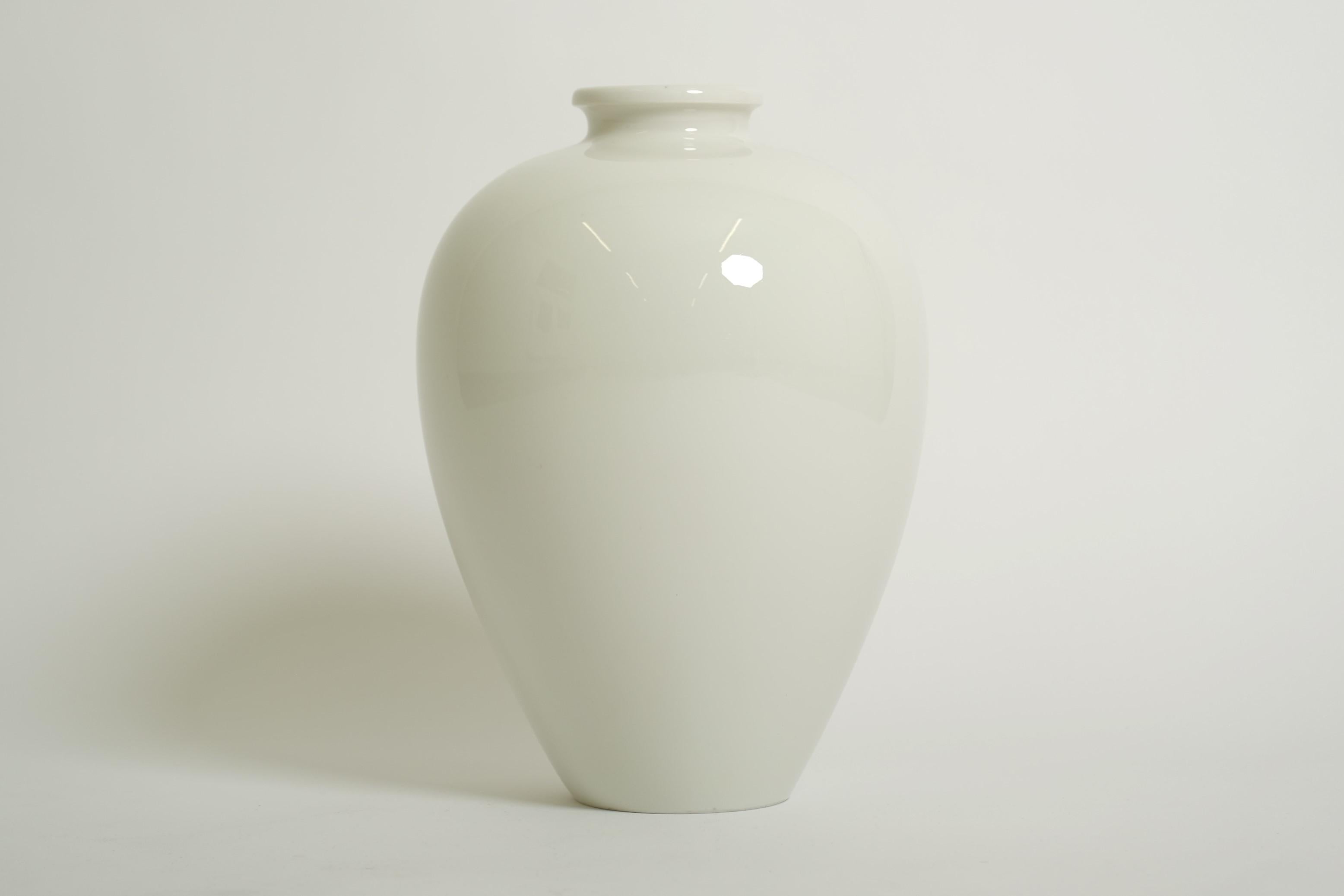 Grande vaso bianco KPM Berlin Porcelain Trude Petri Bauhaus, Germania anni '30 in vendita 5