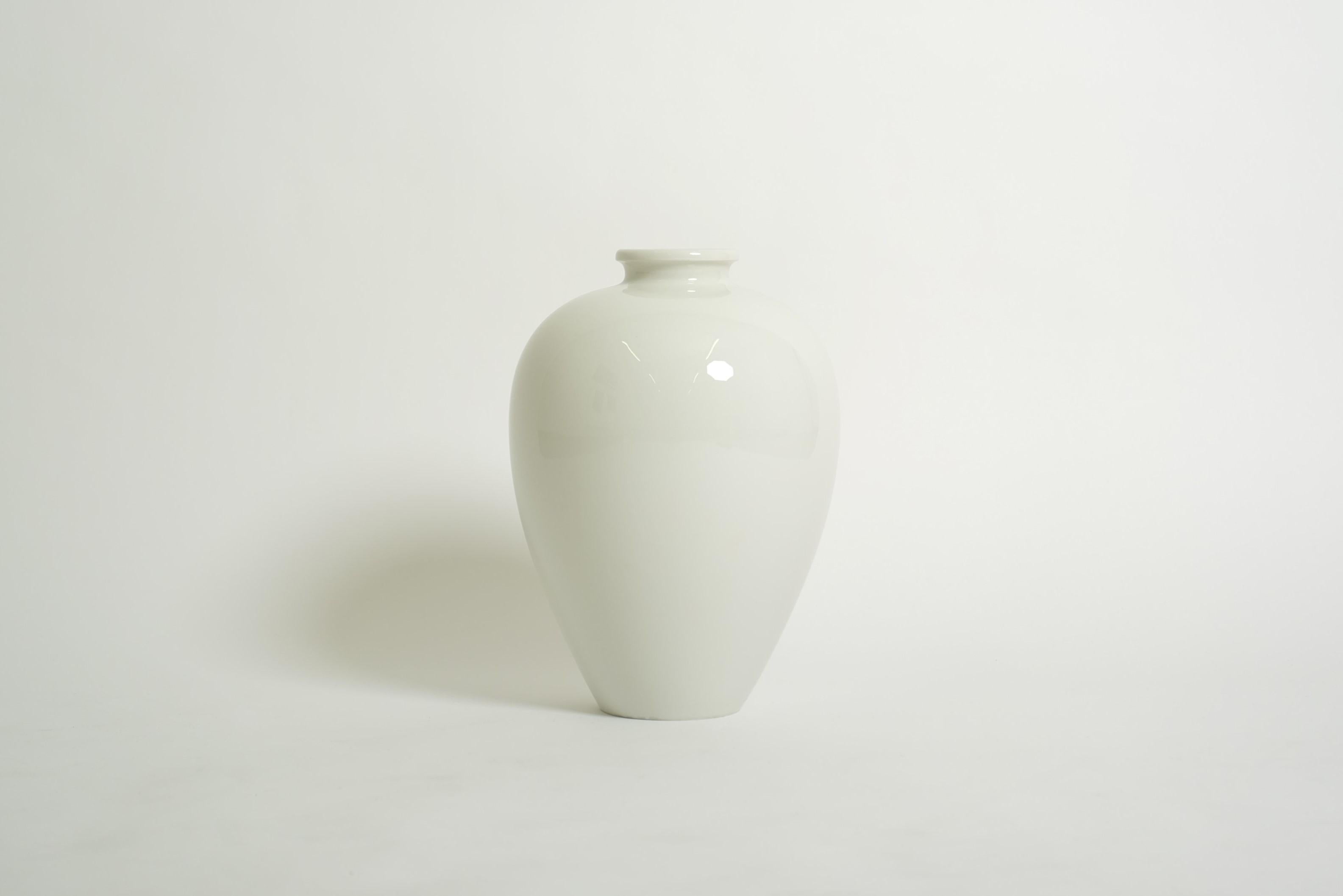 Grande vaso di porcellana bianca, disegnato da Trude Petri per la Königliche Porzellan-Manufaktur (KPM) di Berlino, Germania, anni '30.

Vaso elegante e minimalista in una rara dimensione grande. Si tratta di un design perfetto che segue i principi