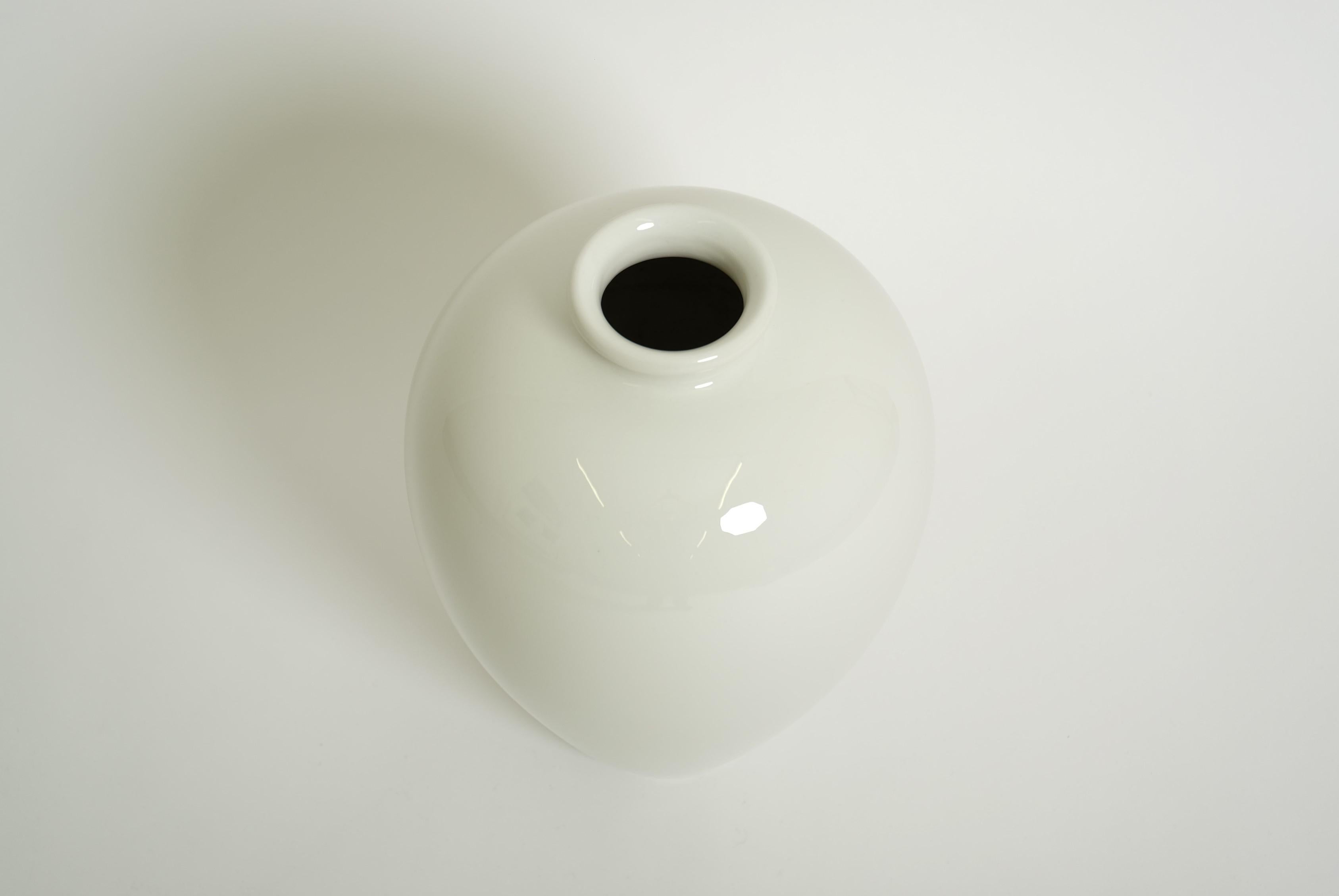 Metà XX secolo Grande vaso bianco KPM Berlin Porcelain Trude Petri Bauhaus, Germania anni '30 in vendita
