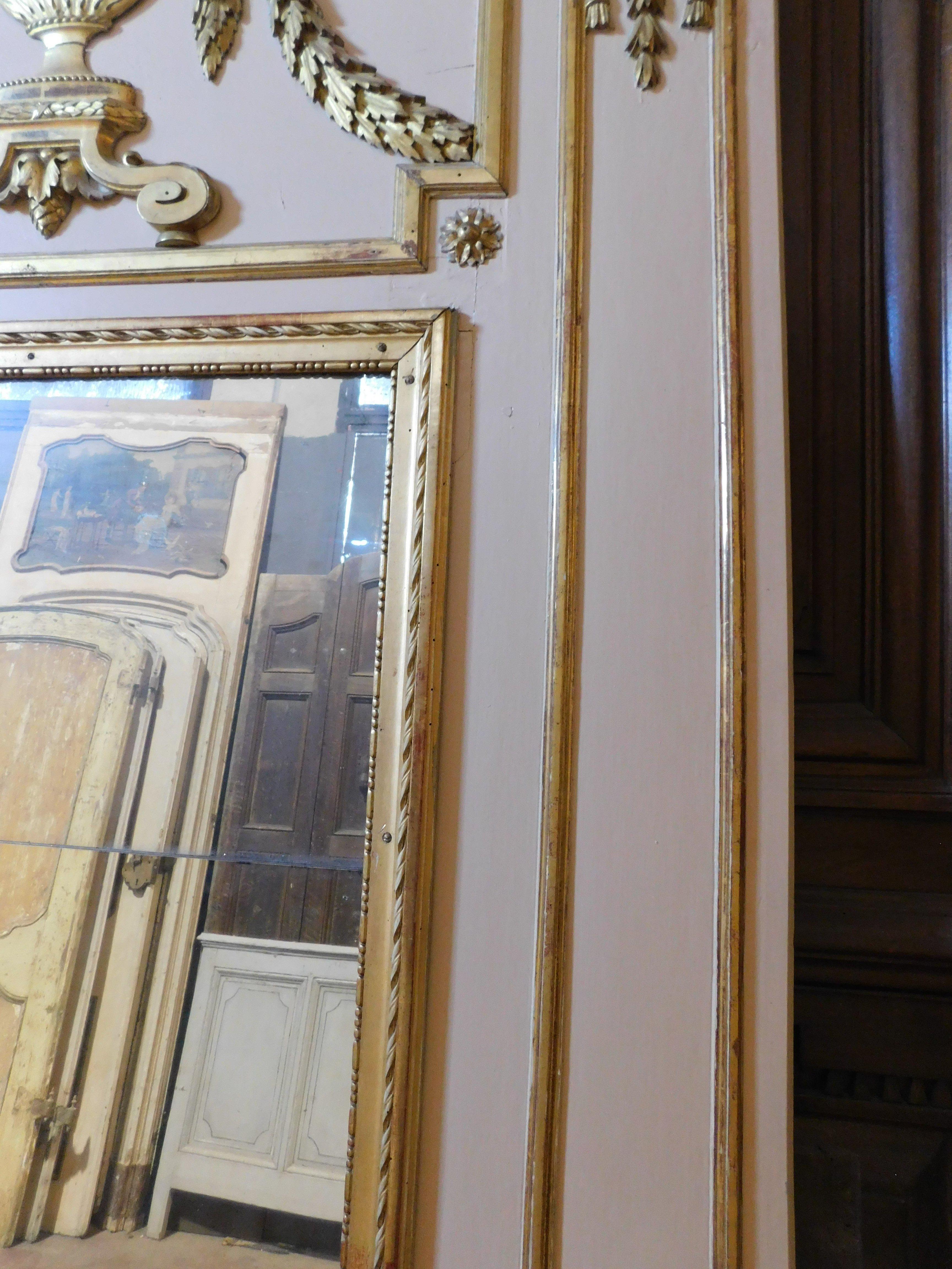 Grand miroir en bois laqué blanc avec décorations dorées, très haut, France en vente 3