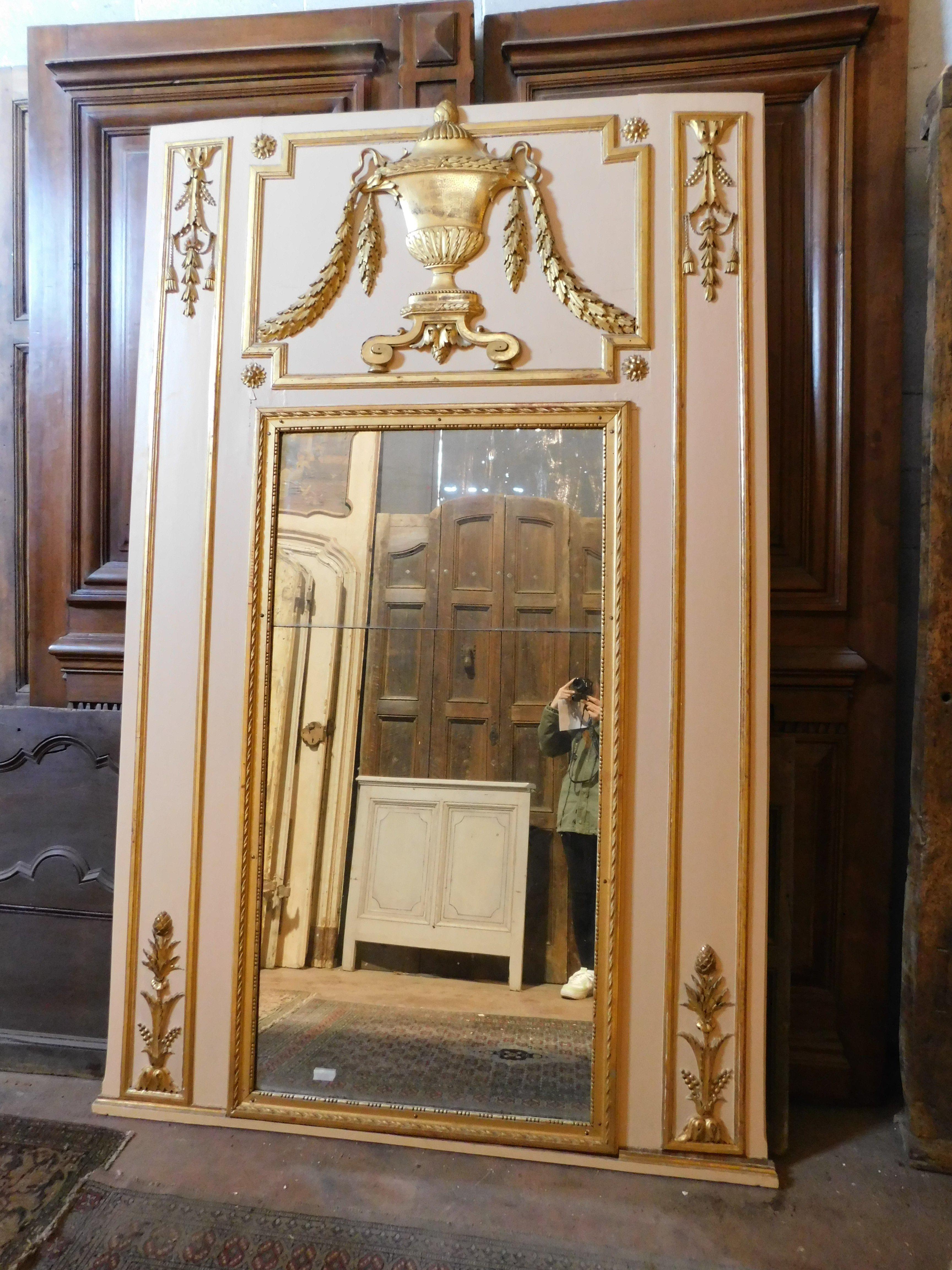 Français Grand miroir en bois laqué blanc avec décorations dorées, très haut, France en vente