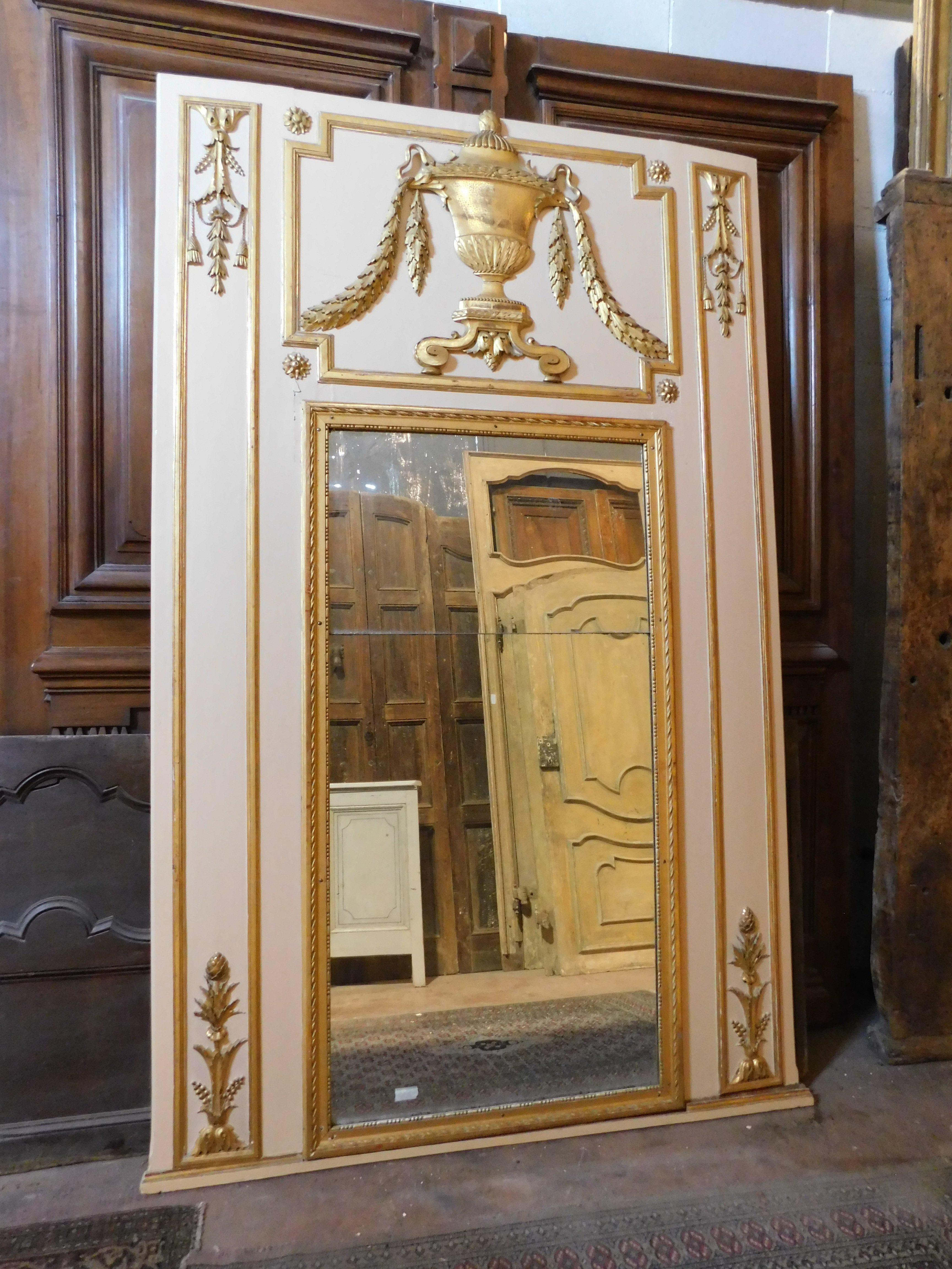 Sculpté à la main Grand miroir en bois laqué blanc avec décorations dorées, très haut, France en vente