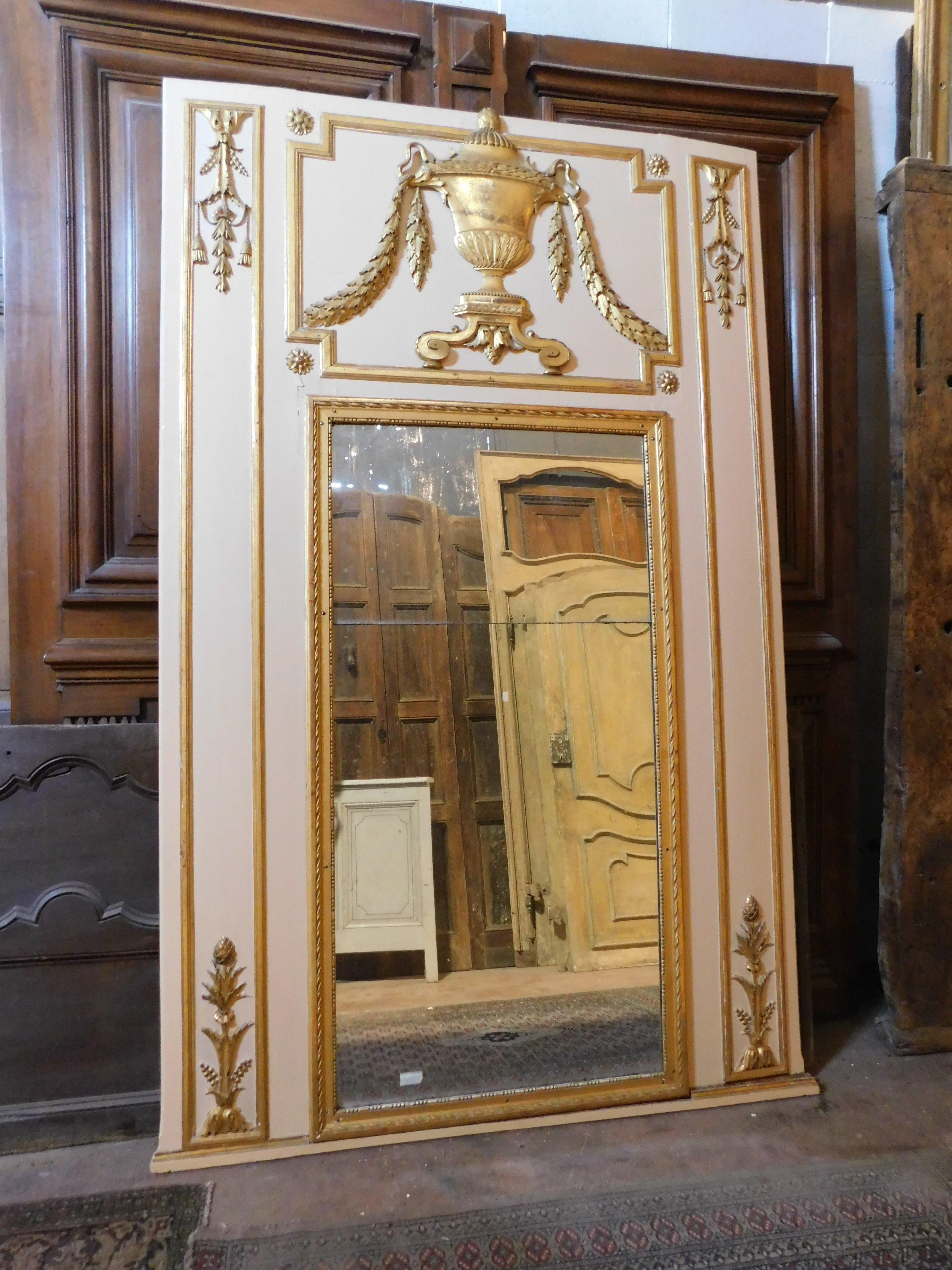 Grand miroir en bois laqué blanc avec décorations dorées, très haut, France Bon état - En vente à Cuneo, Italy (CN)