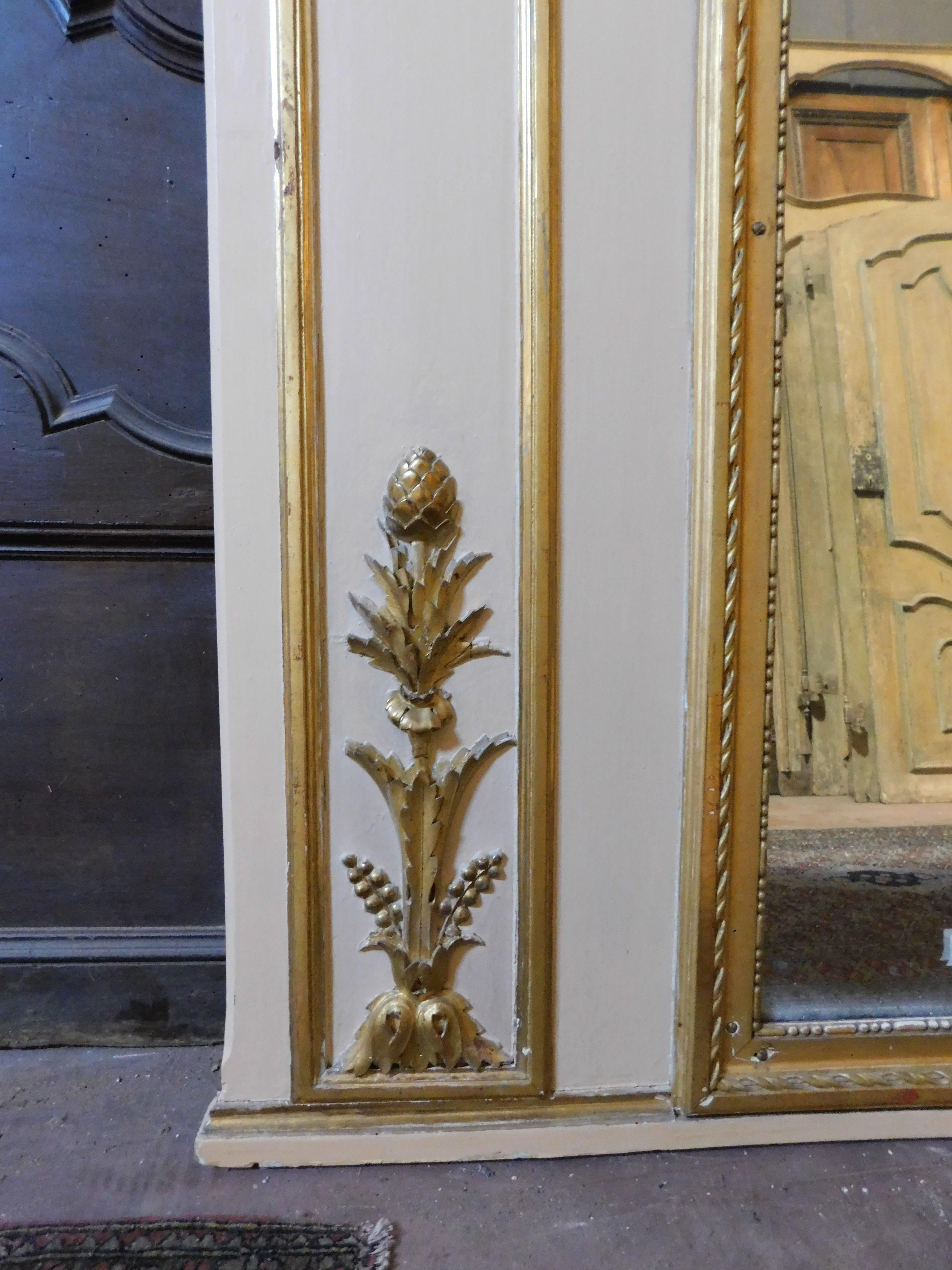XVIIIe siècle et antérieur Grand miroir en bois laqué blanc avec décorations dorées, très haut, France en vente