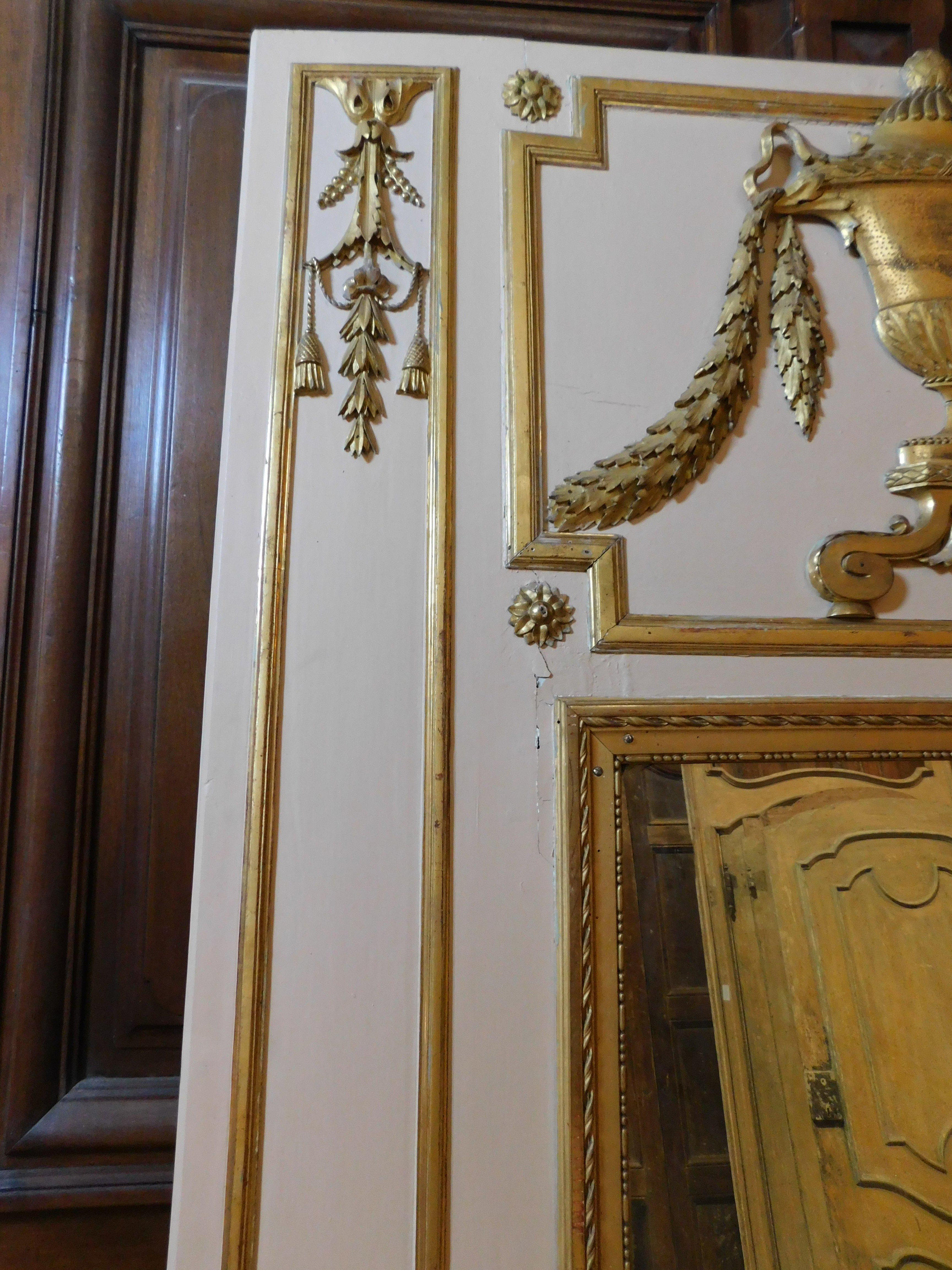 Miroir Grand miroir en bois laqué blanc avec décorations dorées, très haut, France en vente