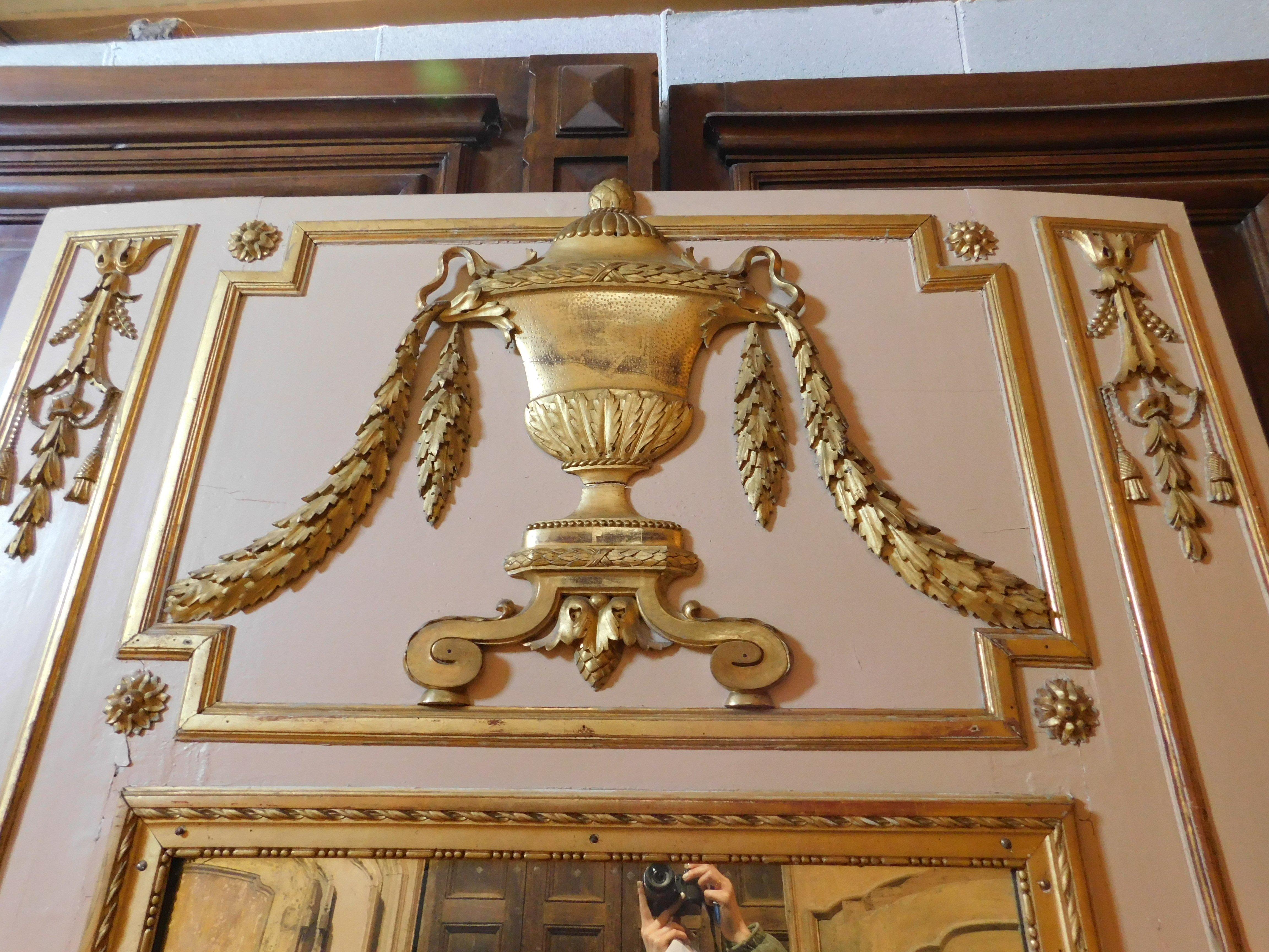 Grand miroir en bois laqué blanc avec décorations dorées, très haut, France en vente 2