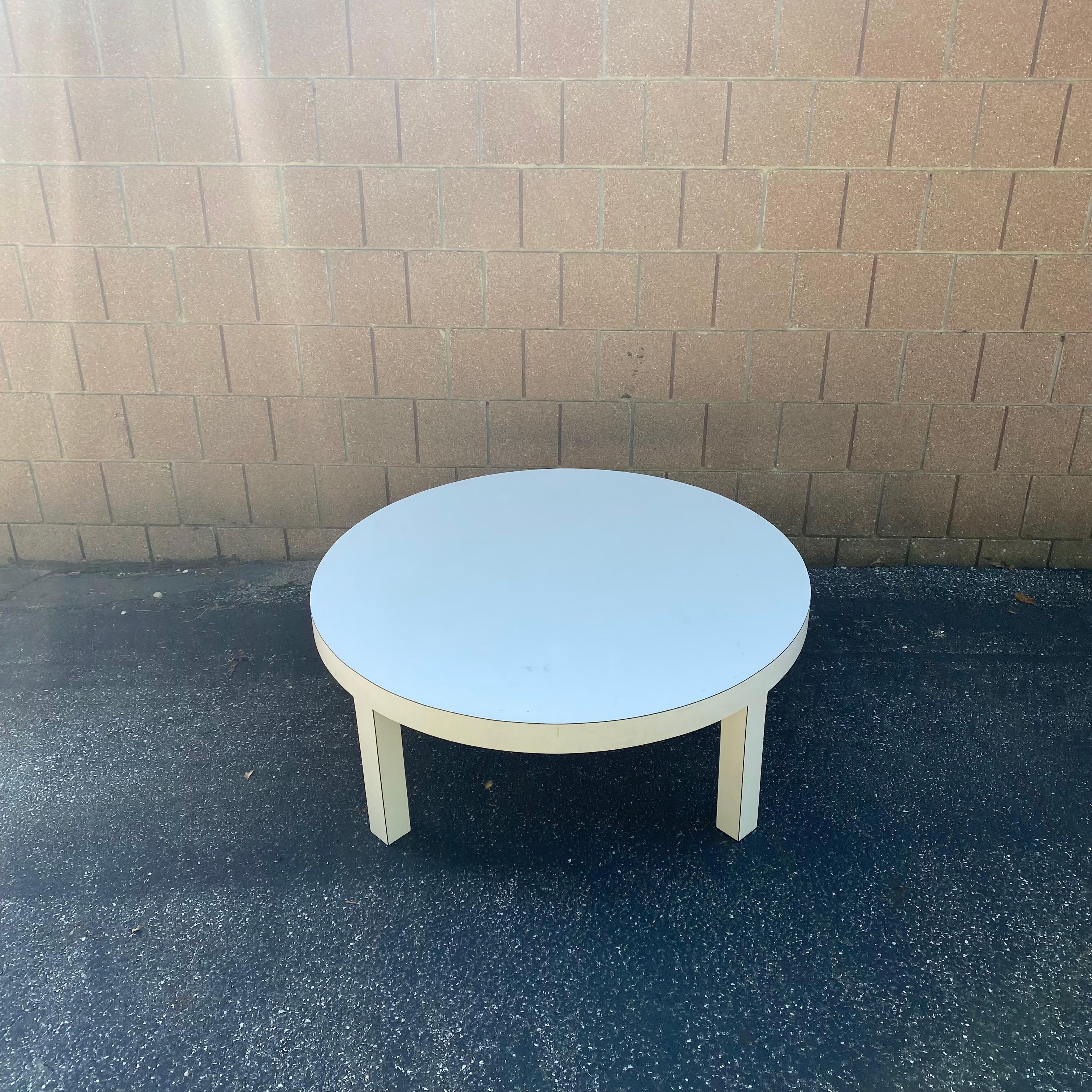 Large White Laminate Round Postmodern Mid-Century Modern Coffee Table Ray Arthur In Good Condition In Munroe Falls, OH