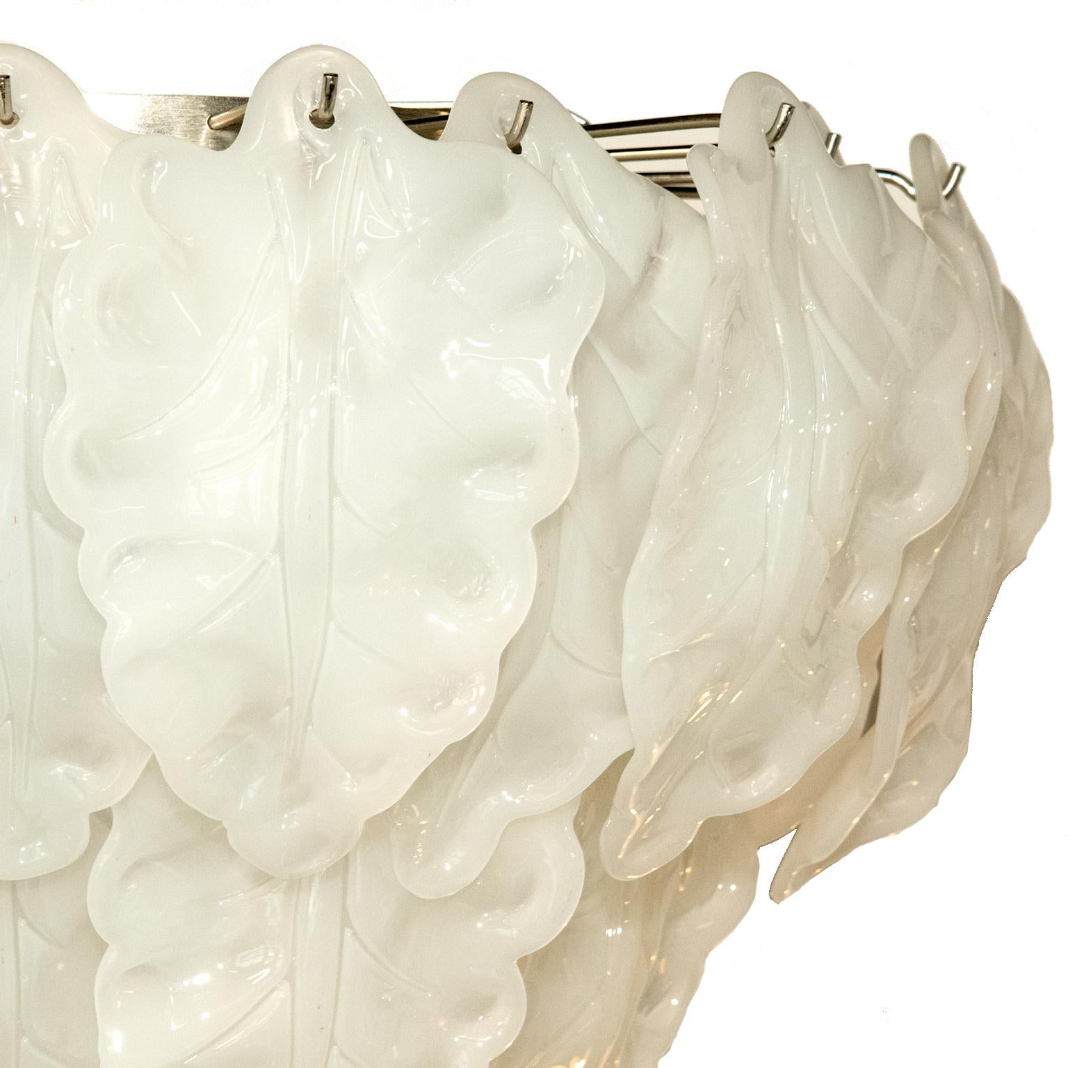 Grand pendentif en verre Murano à feuilles blanches Bon état - En vente à Toronto, ON
