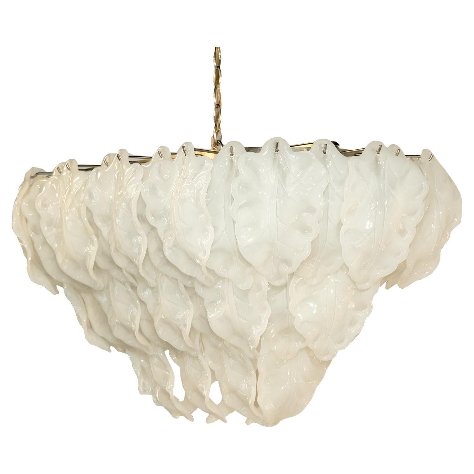 Grand pendentif en verre Murano à feuilles blanches