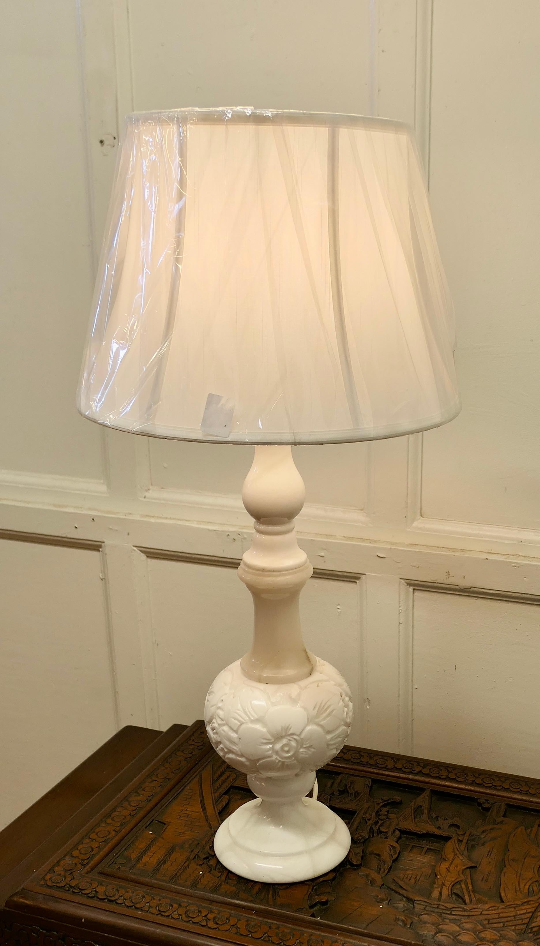 Large White Marble Bulbous Carved Table Lamp In Good Condition For Sale In Chillerton, Isle of Wight