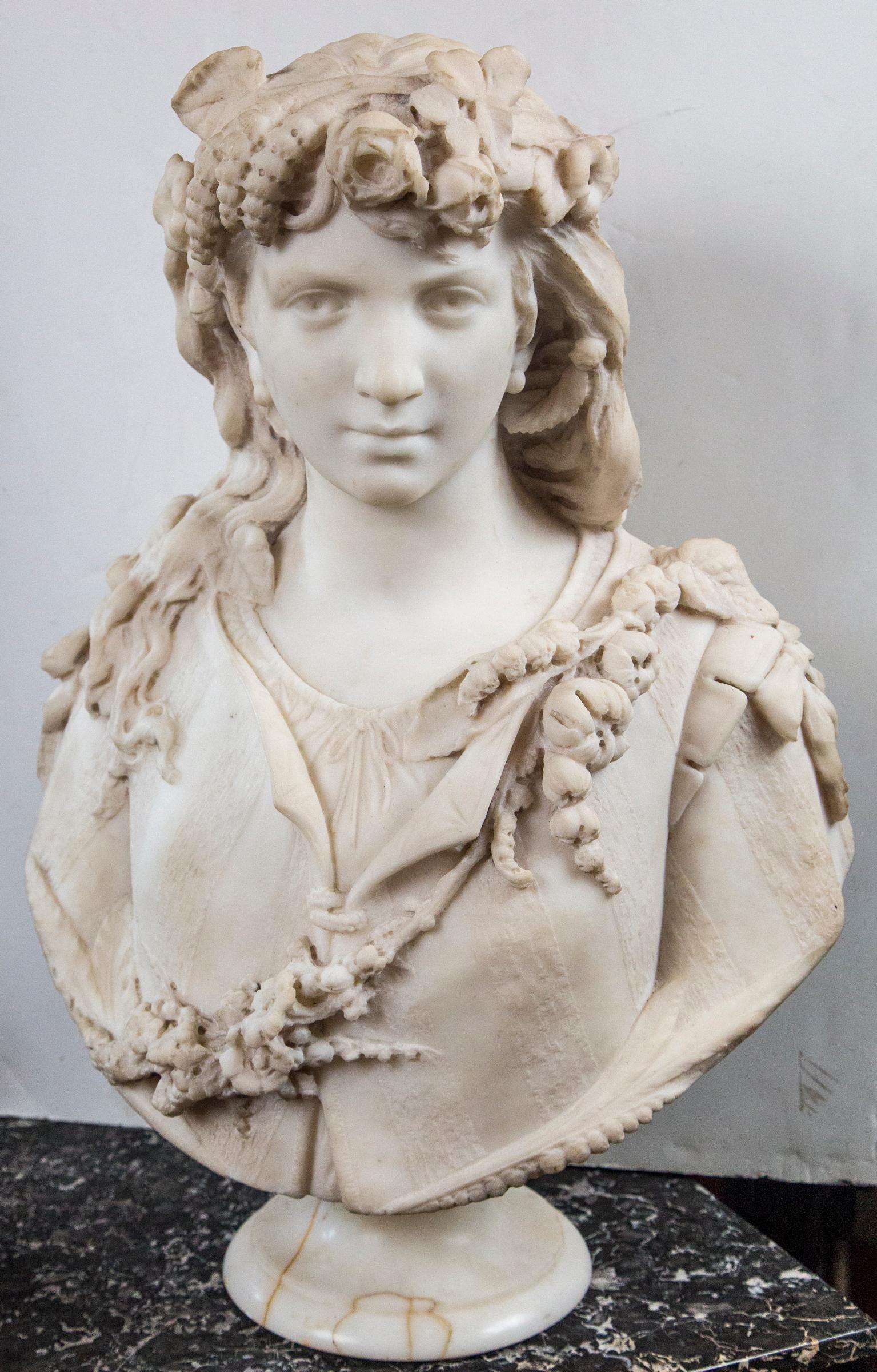 Buste extrêmement bien sculpté, du sommet de la tête jusqu'au dessous des bustes. Les cheveux, les accessoires de cheveux et le corsage sont très détaillés. (Notez les épaulettes). Le style suggère tous la Renaissance. Le socle sur lequel elle