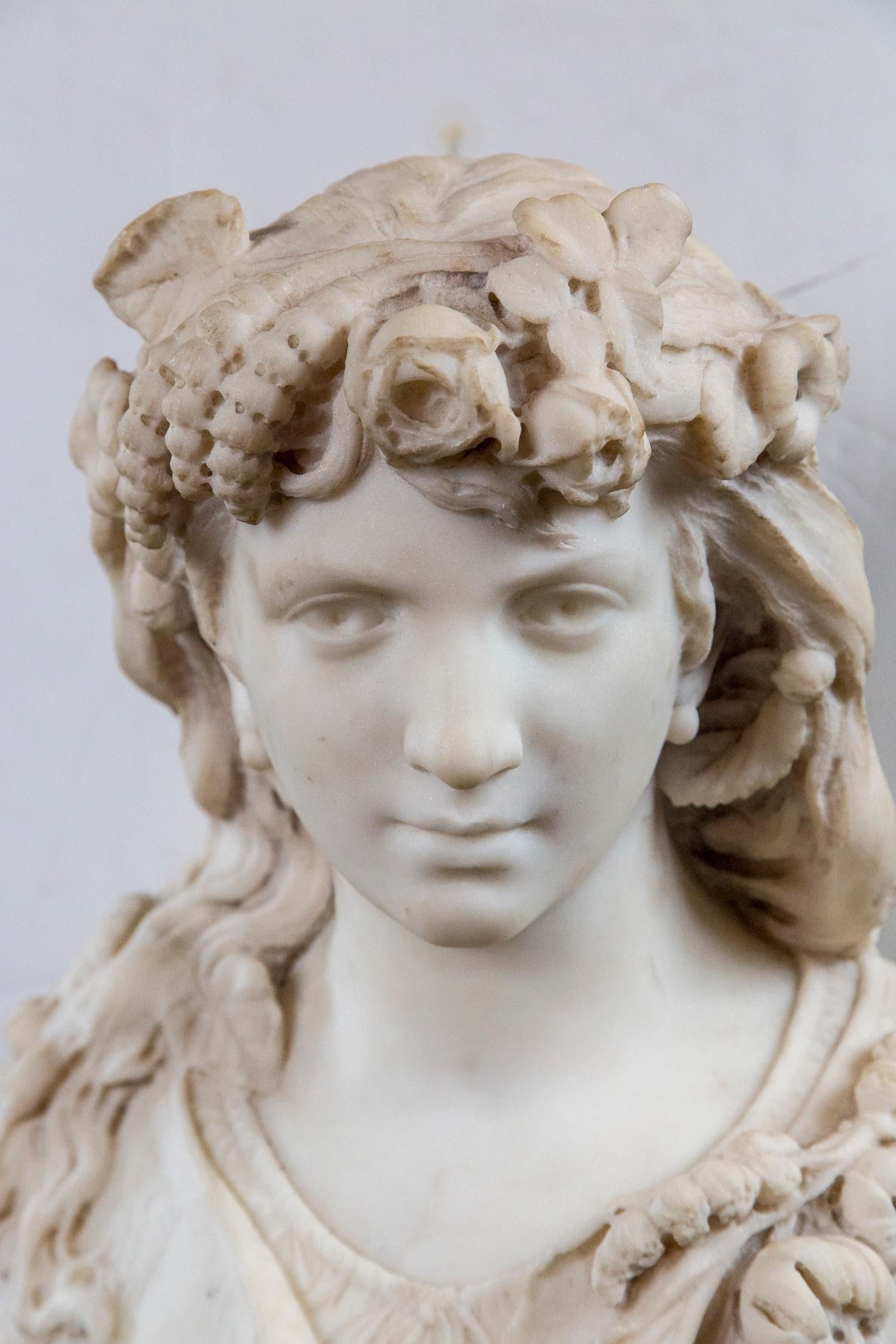 Renaissance Grand buste en marbre blanc d'une femme en vente