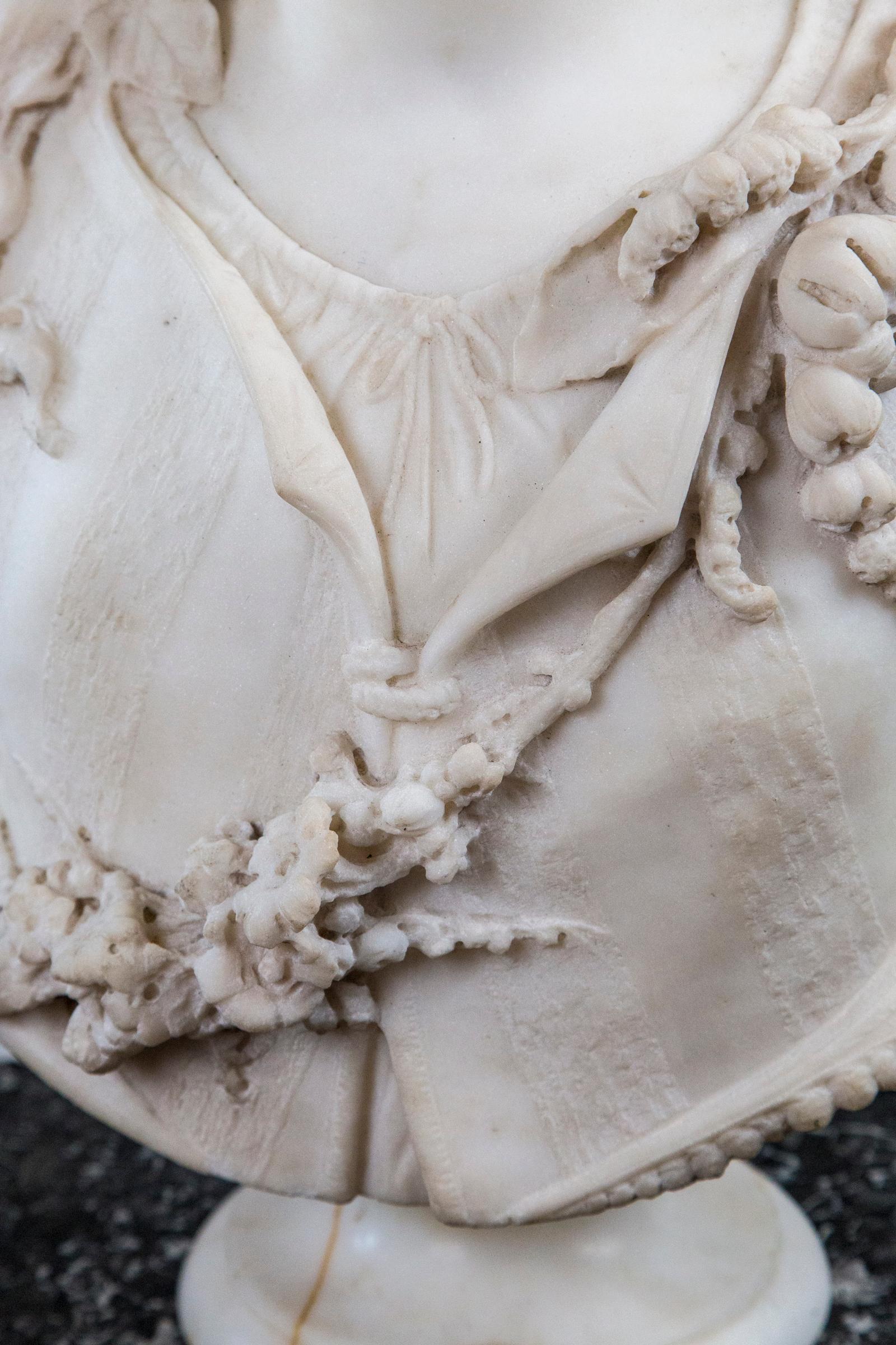 Sculpté à la main Grand buste en marbre blanc d'une femme en vente