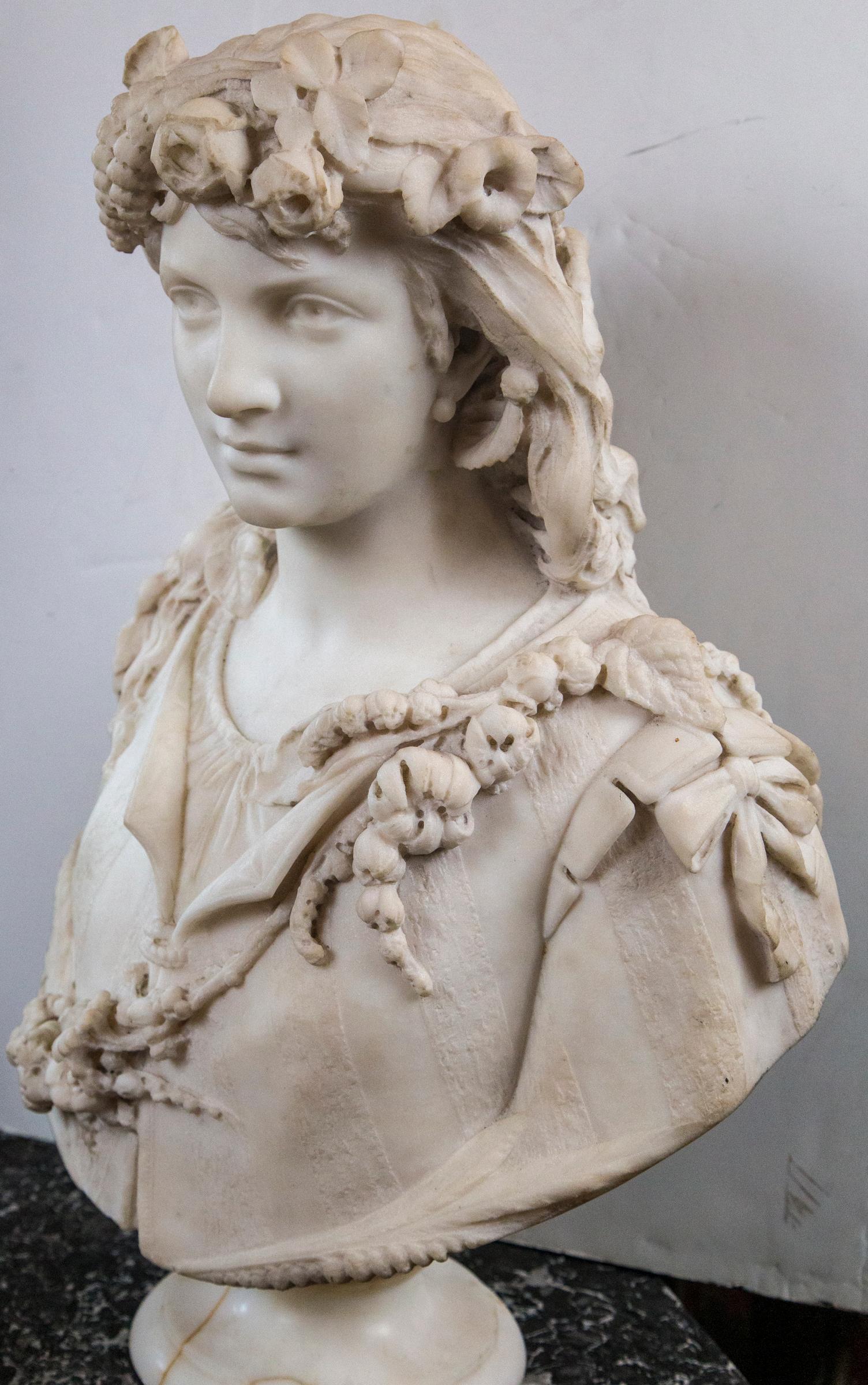 Grand buste en marbre blanc d'une femme Bon état - En vente à Woodbury, CT