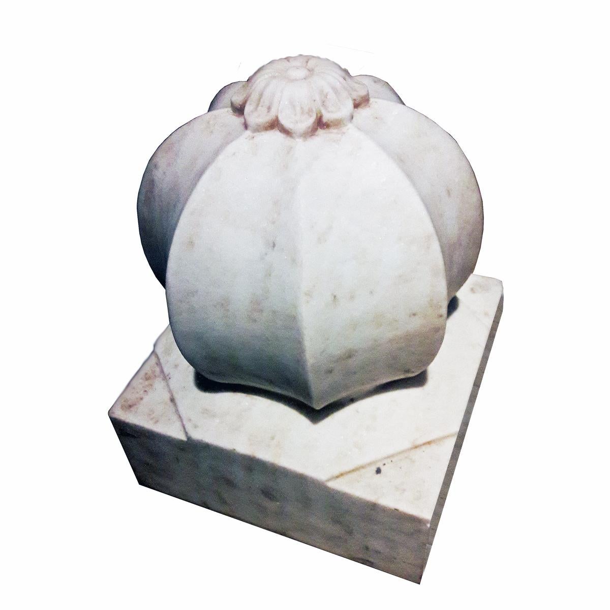 Sculpté à la main Grand poids du tapis en marbre blanc, début du 20ème siècle en vente