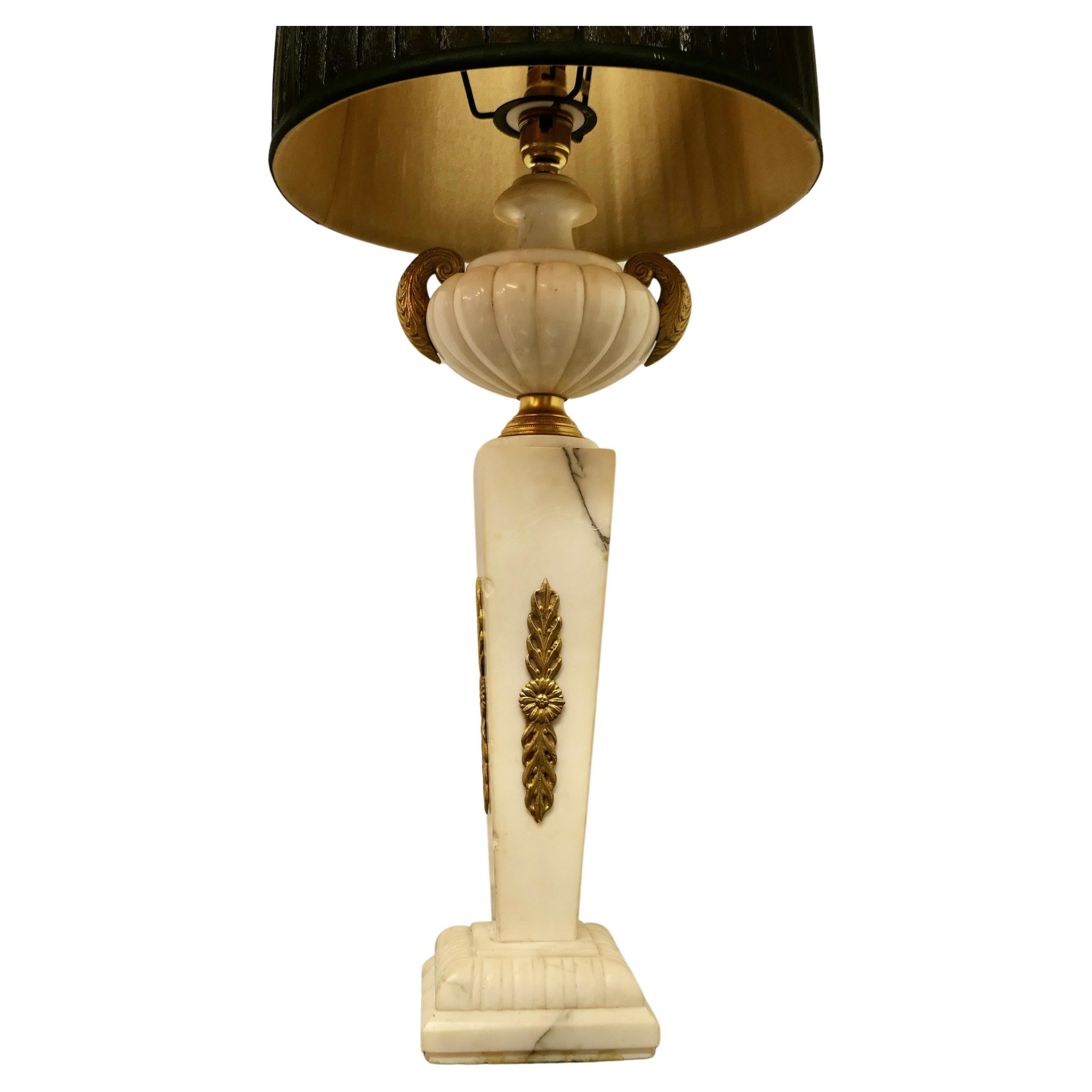 Grande lampe de bureau en marbre blanc de style grec classique