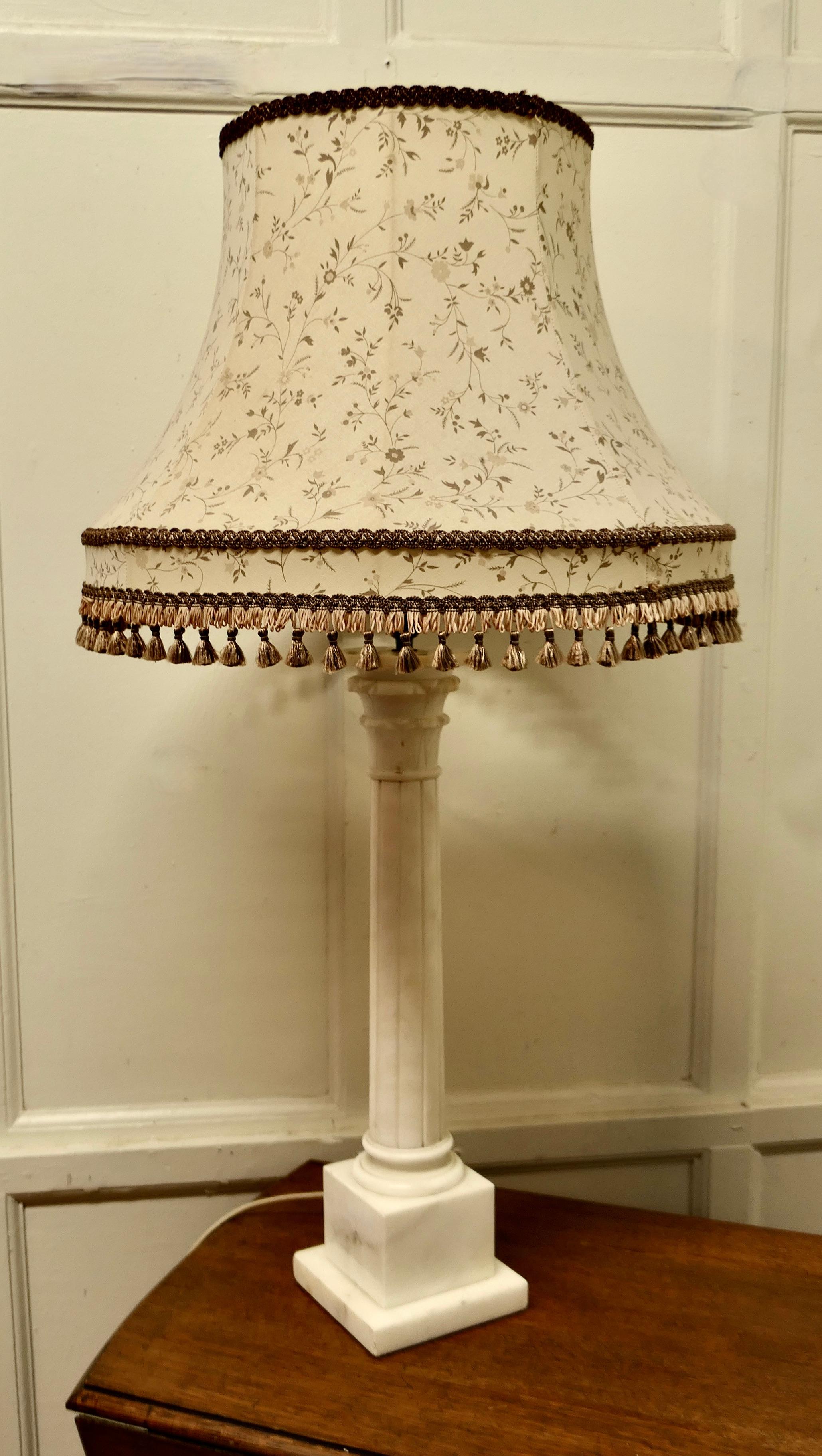 XIXe siècle Grande lampe de bureau à colonne corinthienne en marbre blanc en vente