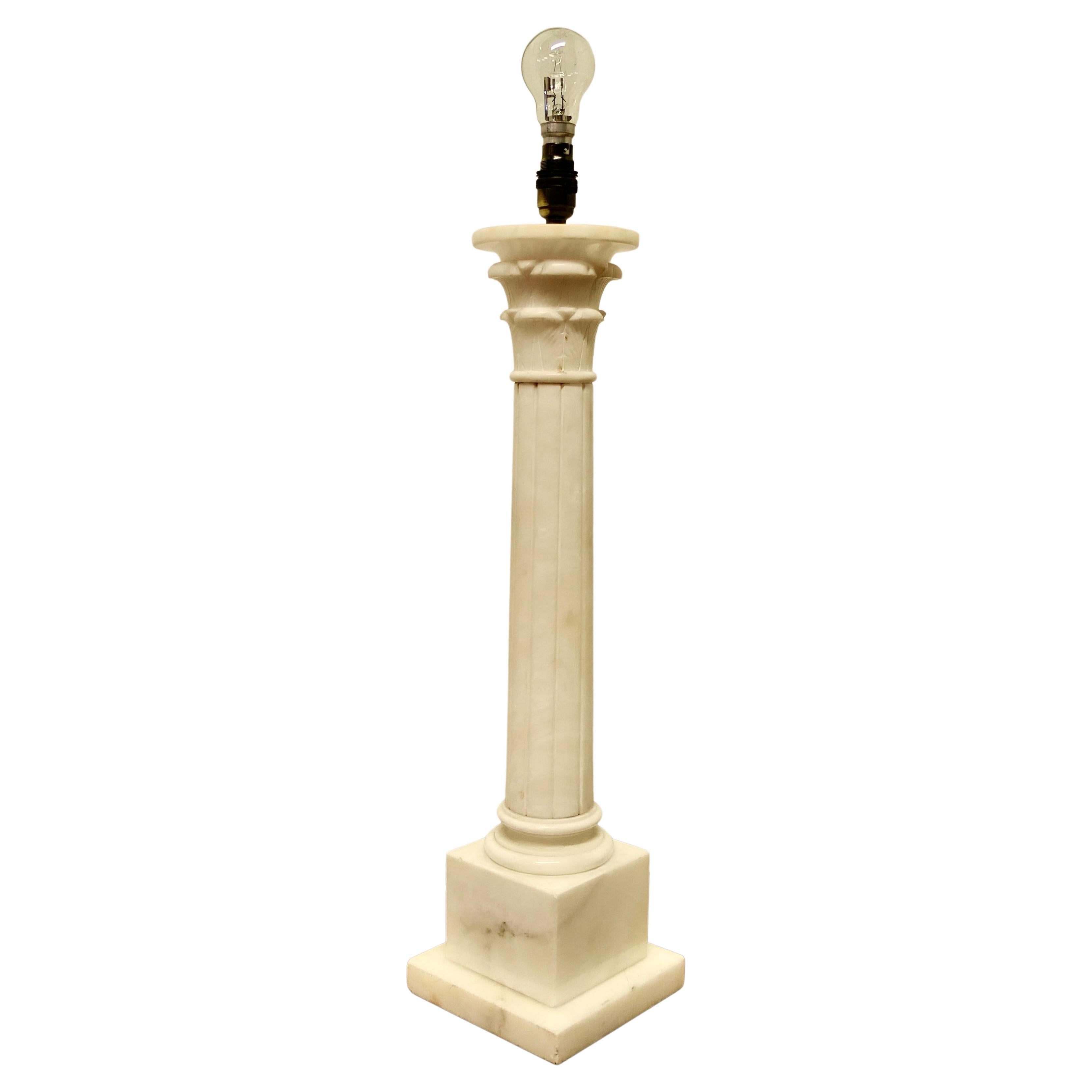 Große weiße korinthische Säulen-Tischlampe aus Marmor
