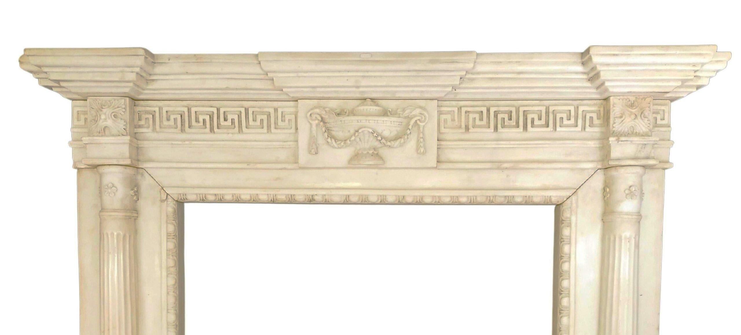 Large fireplace in statuary white marble, in good condition