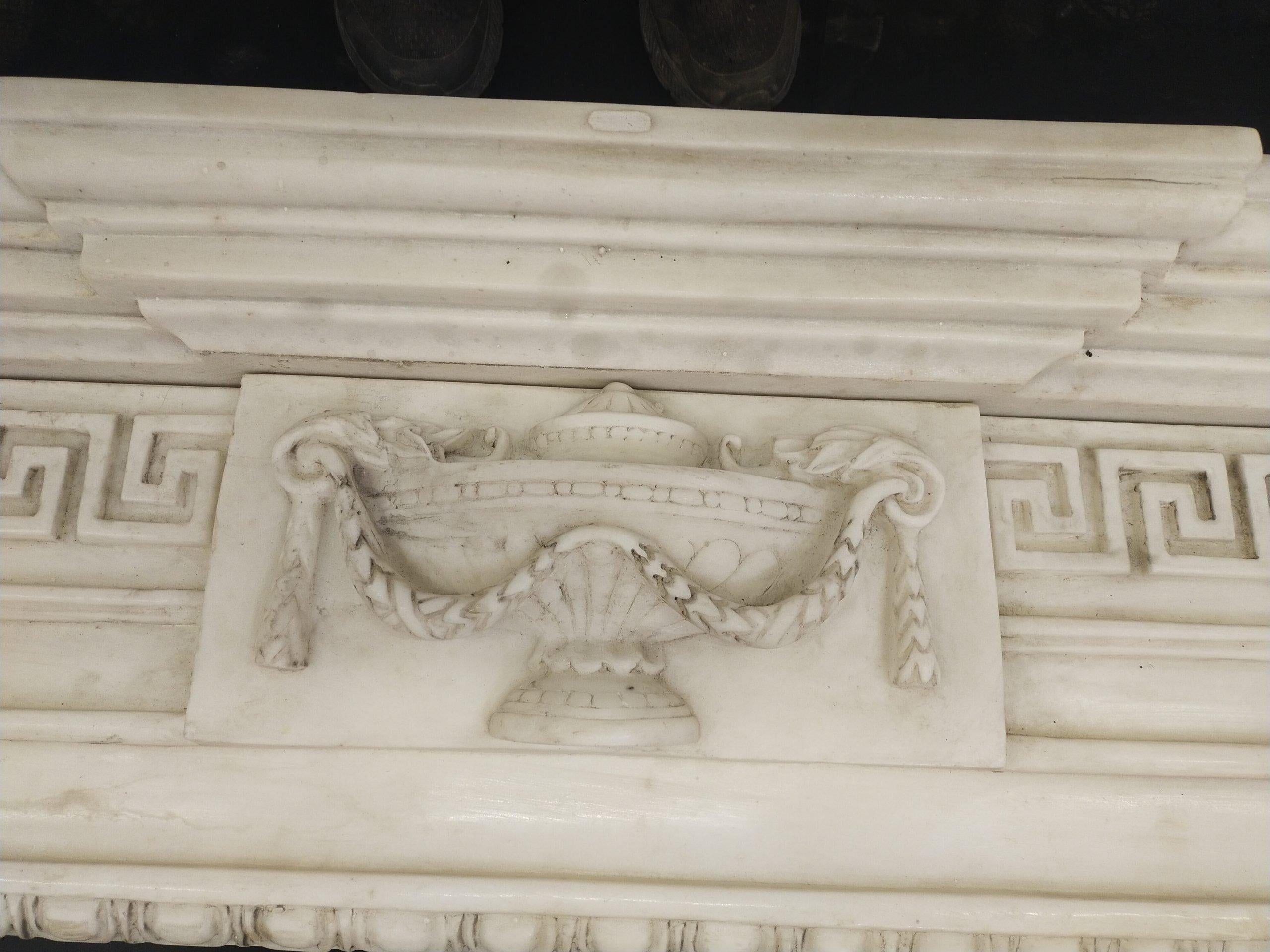 Large white marble fireplace In Good Condition For Sale In Rome, IT