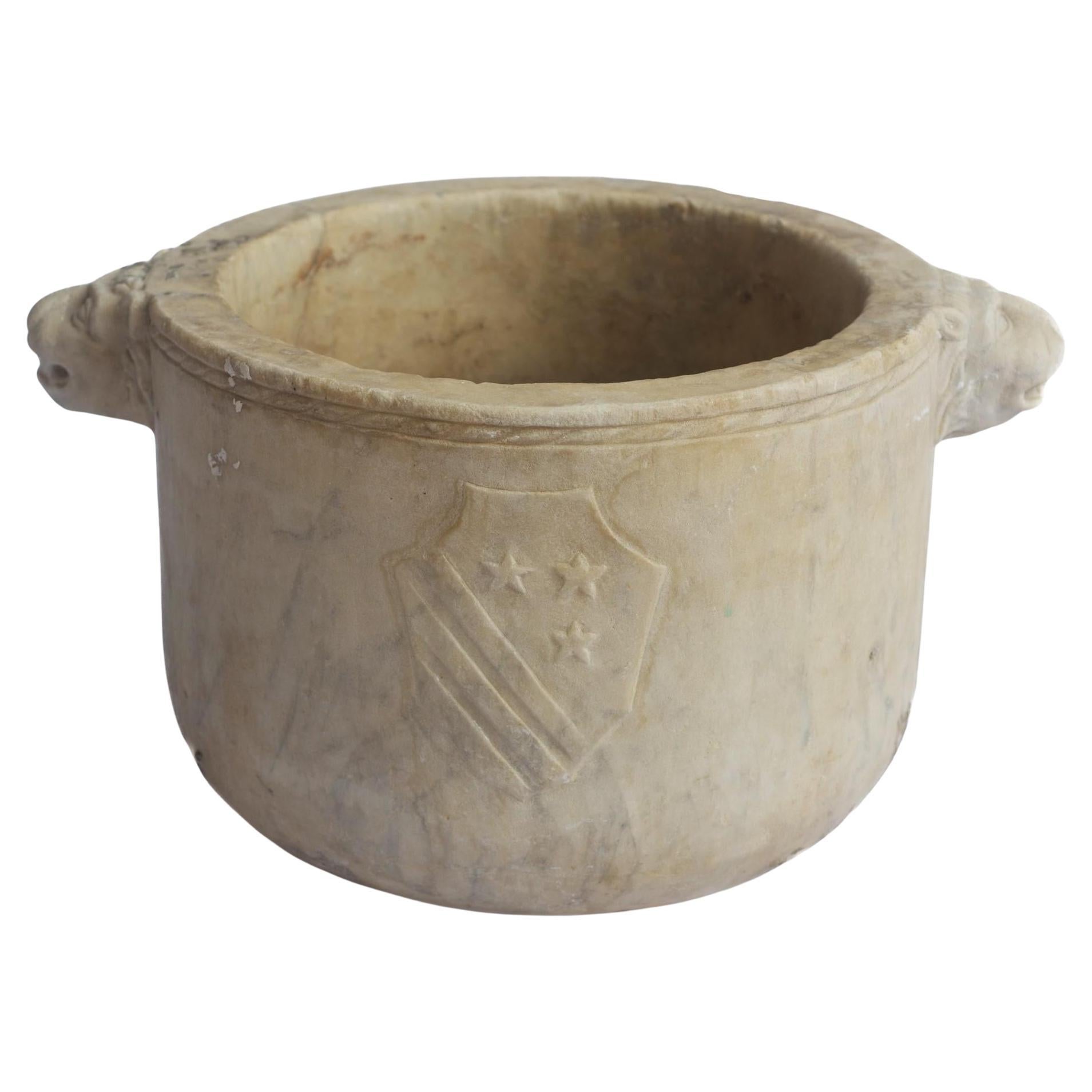 Un mortaio in marmo bianco molto grande e unico del XVI secolo con mascaroni laterali scolpiti. Questo imponente pezzo ha una grande patina e carattere. Fa un figurone se posizionato su un tavolino da caffè o su una consolle.  Questo è un pezzo