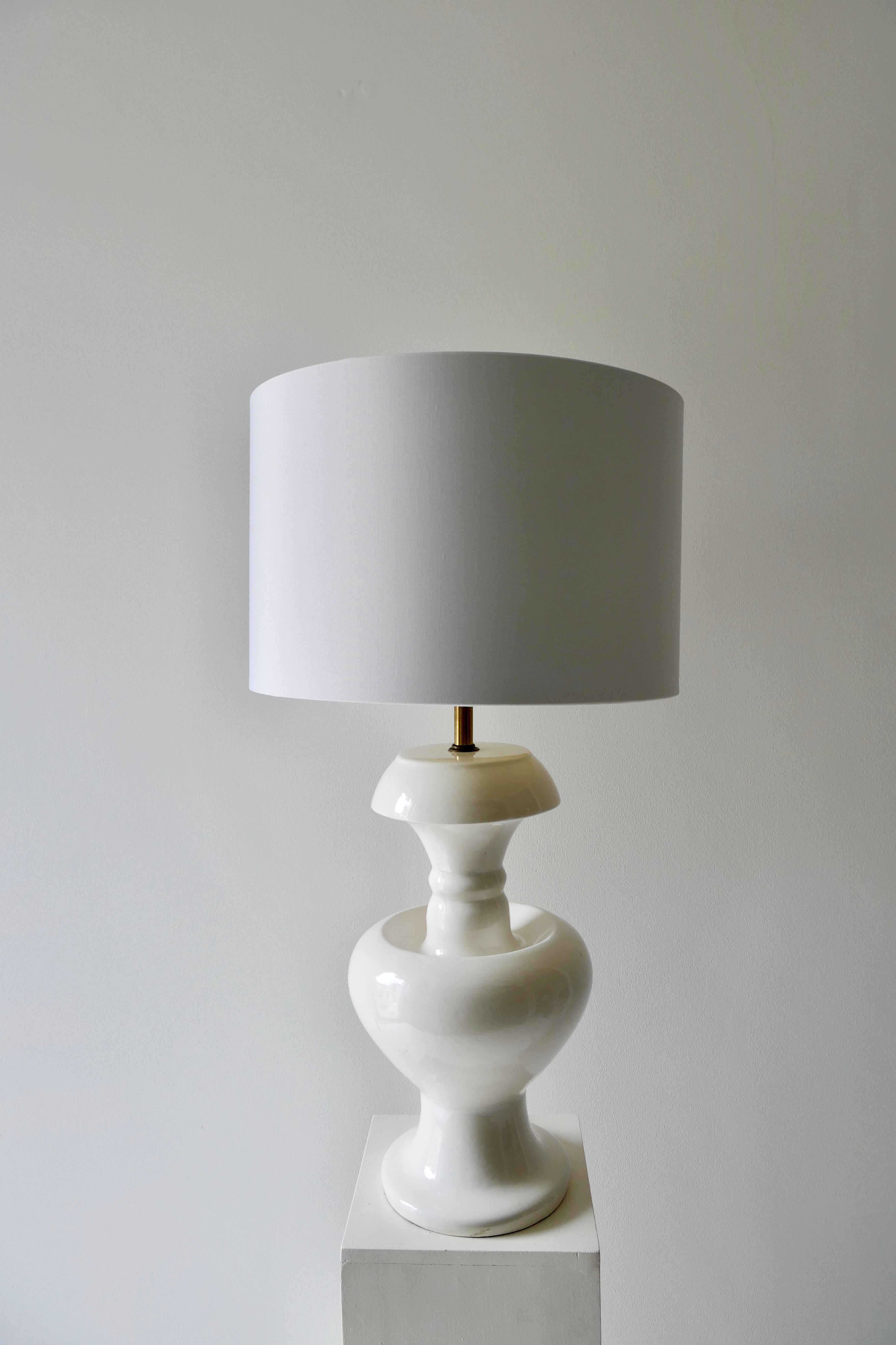 De forme sinueuse et d'une élégante simplicité, cette lampe de table est parfaite dans un salon ou une chambre à coucher
Céramique blanche et nouvel abat-jour
Américain moderne du milieu du siècle.