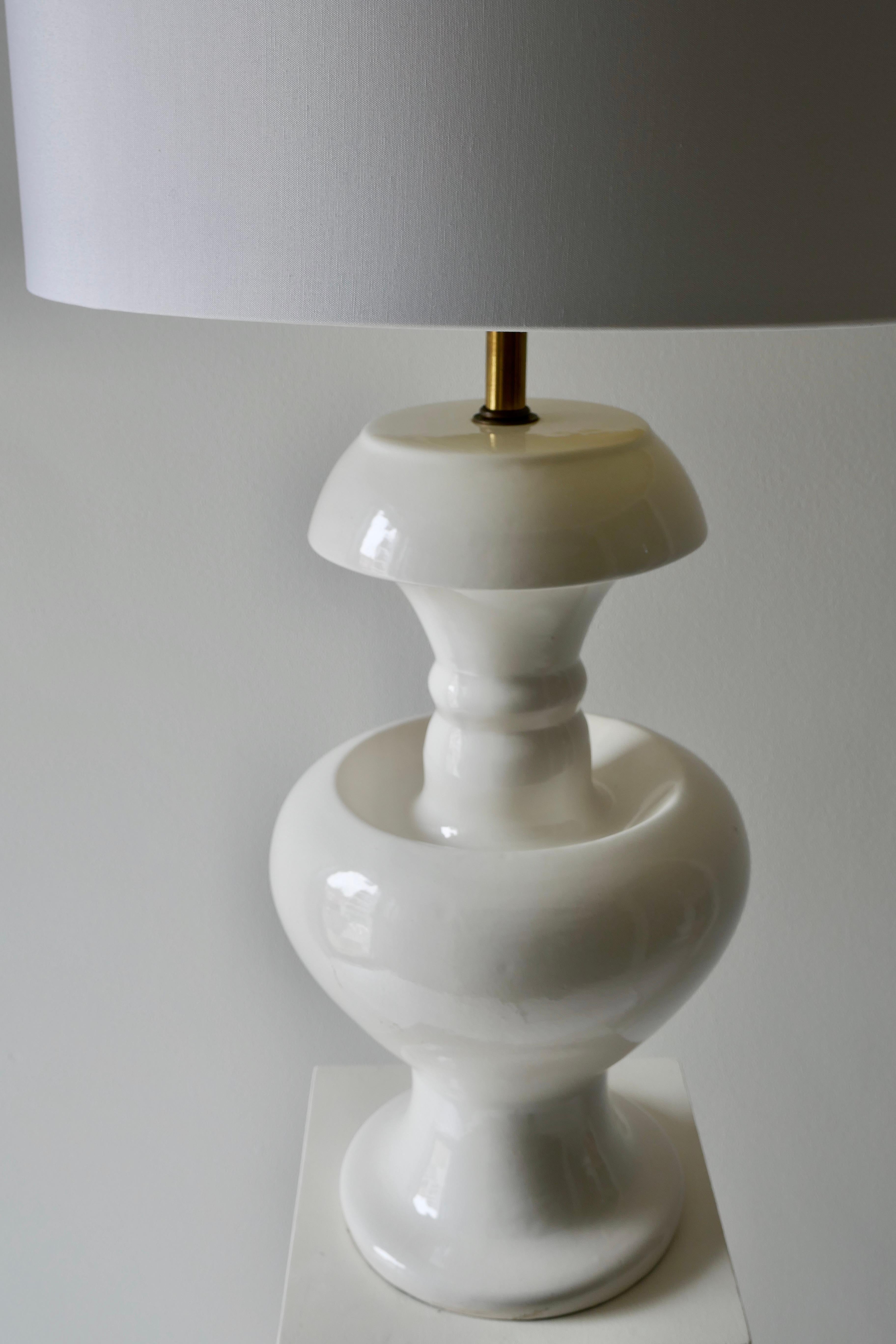 Large White Mid Century American Table Lamp In Good Condition For Sale In London, GB