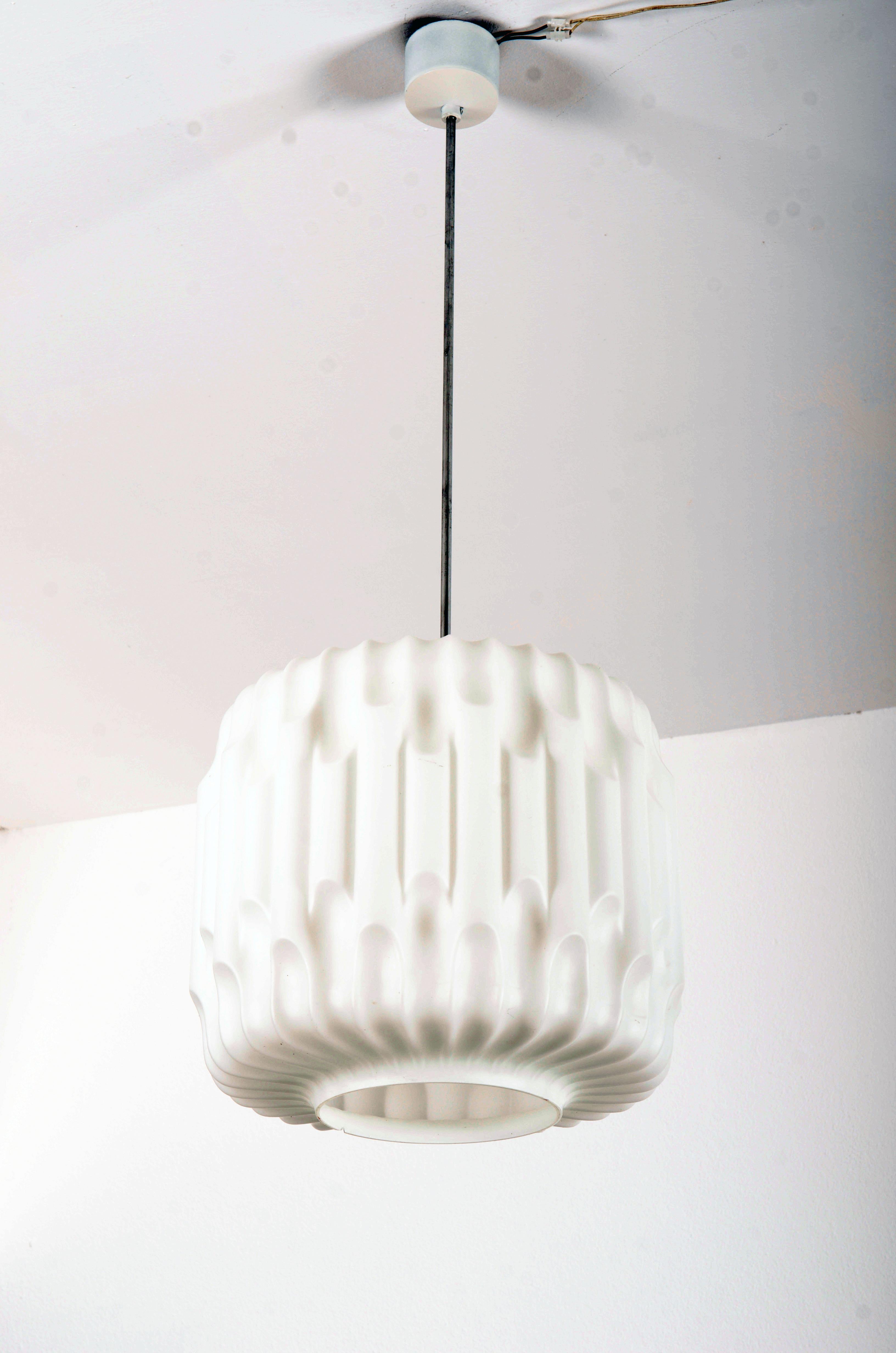 Large White Midcentury Glass Pendant In Good Condition For Sale In Vienna, AT