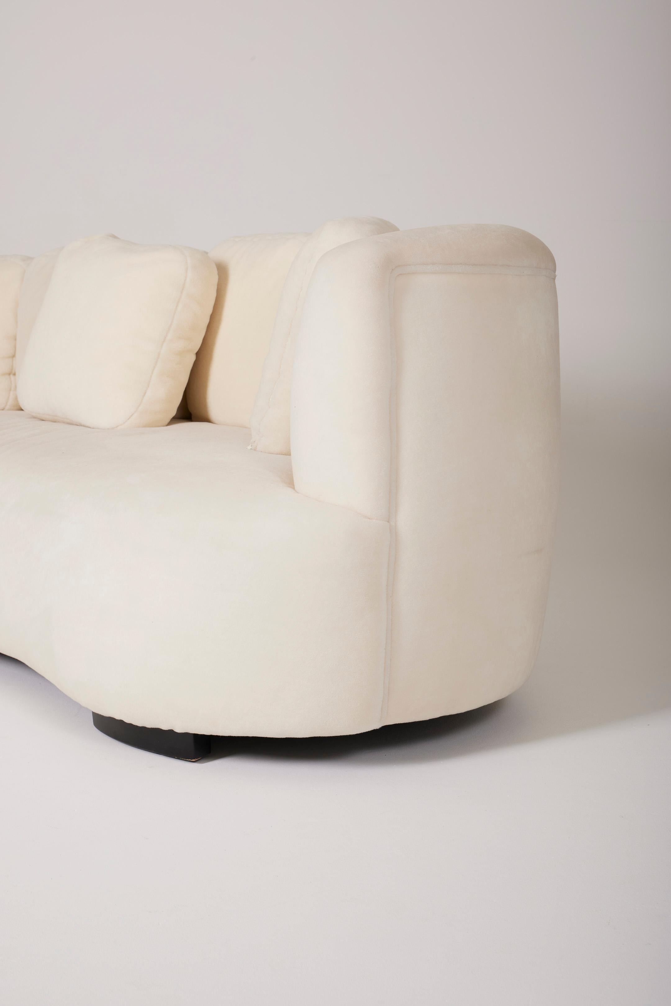 Large white mohair half-moon sofa In Excellent Condition In PARIS, FR
