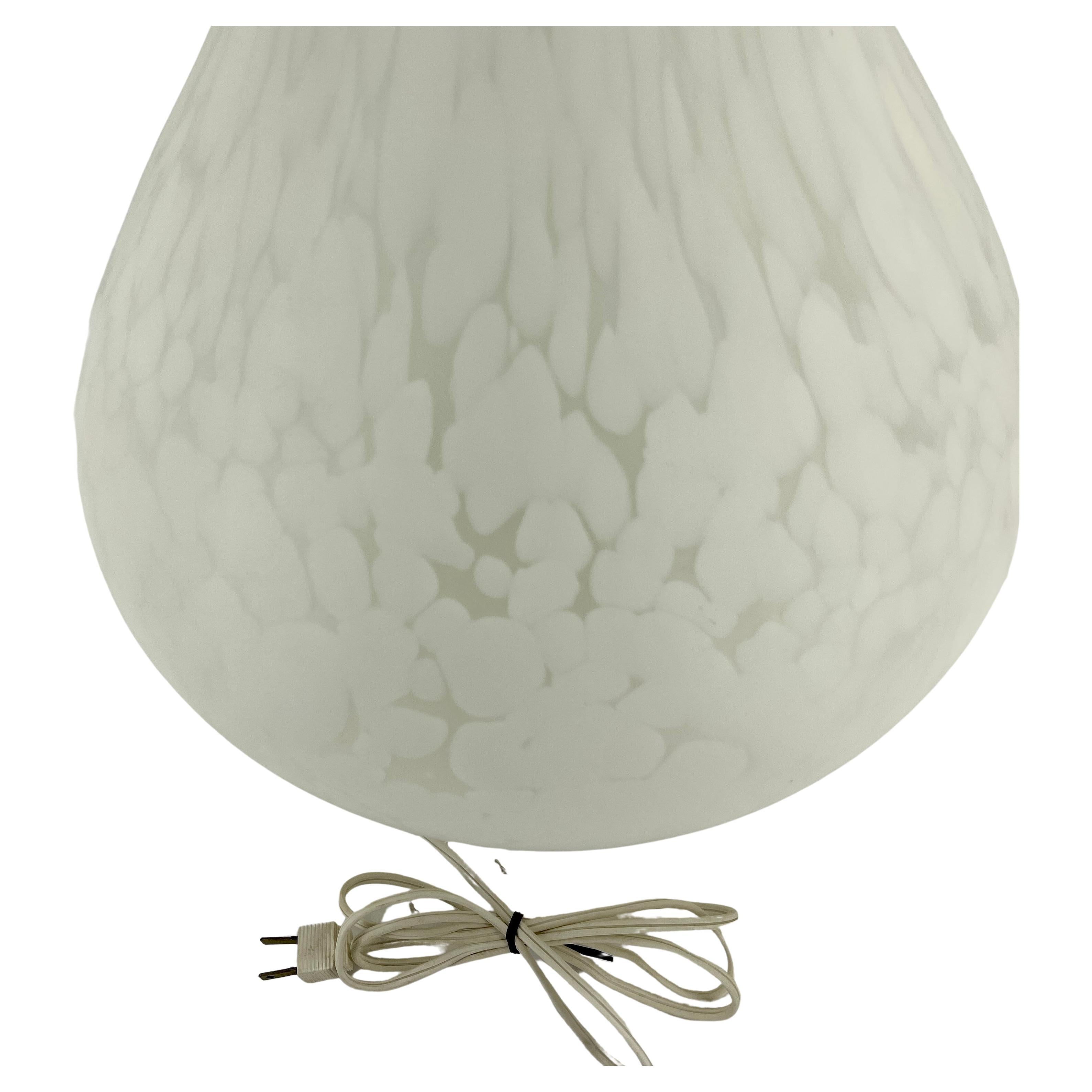 Grande lampe en verre de Murano «ottled » blanche de Carlo Nason pour Mazzega, Italie, années 1970 en vente 2
