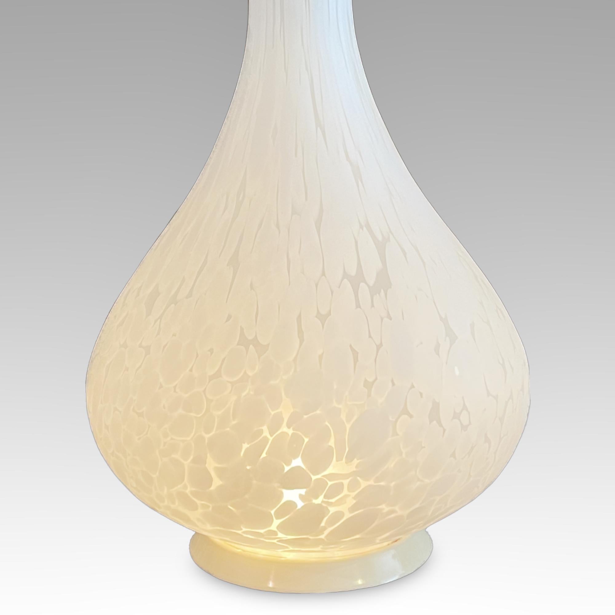 Mid-Century Modern Grande lampe en verre de Murano «ottled » blanche de Carlo Nason pour Mazzega, Italie, années 1970 en vente