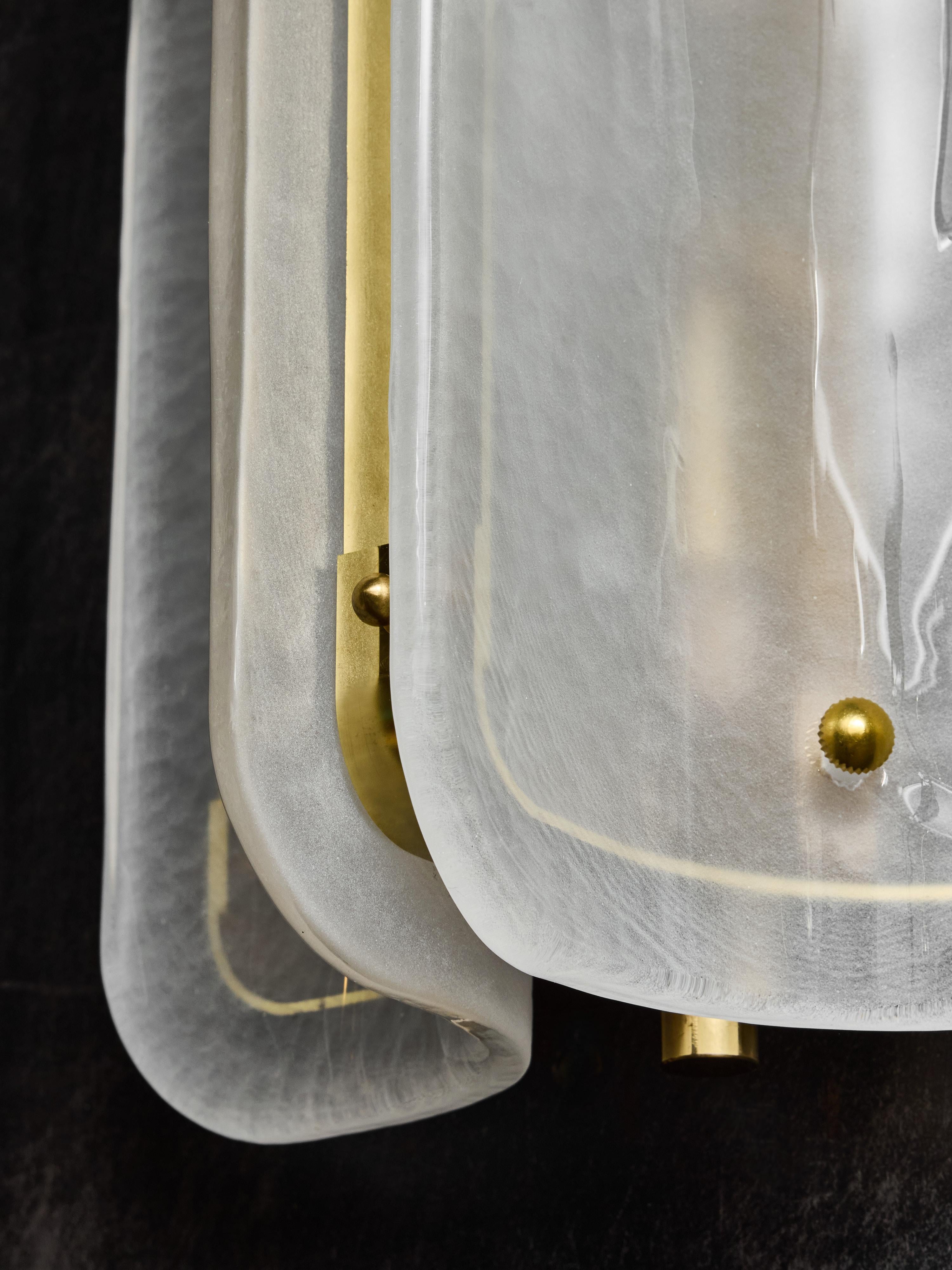 Große Wandleuchten aus weißem Muranoglas und Messing im Angebot 4
