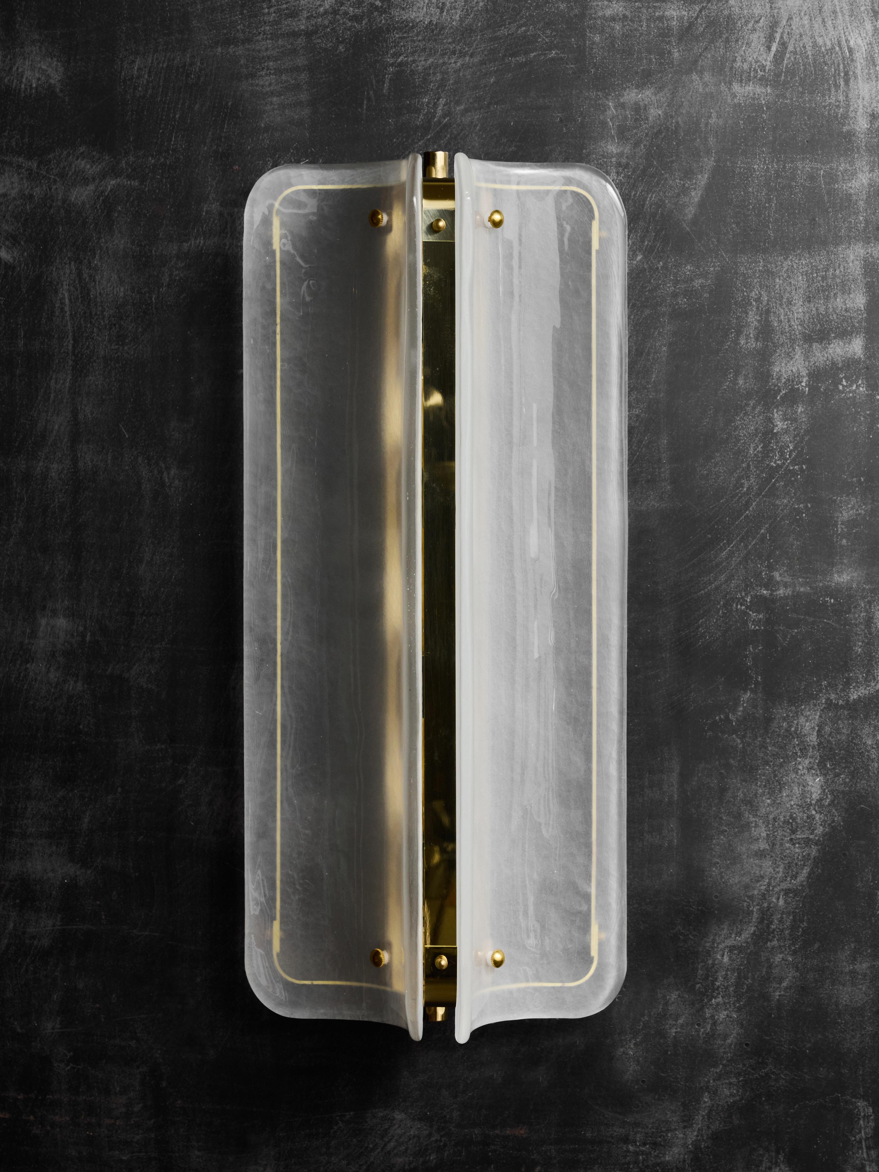 Große Wandleuchten aus weißem Muranoglas und Messing (Moderne) im Angebot