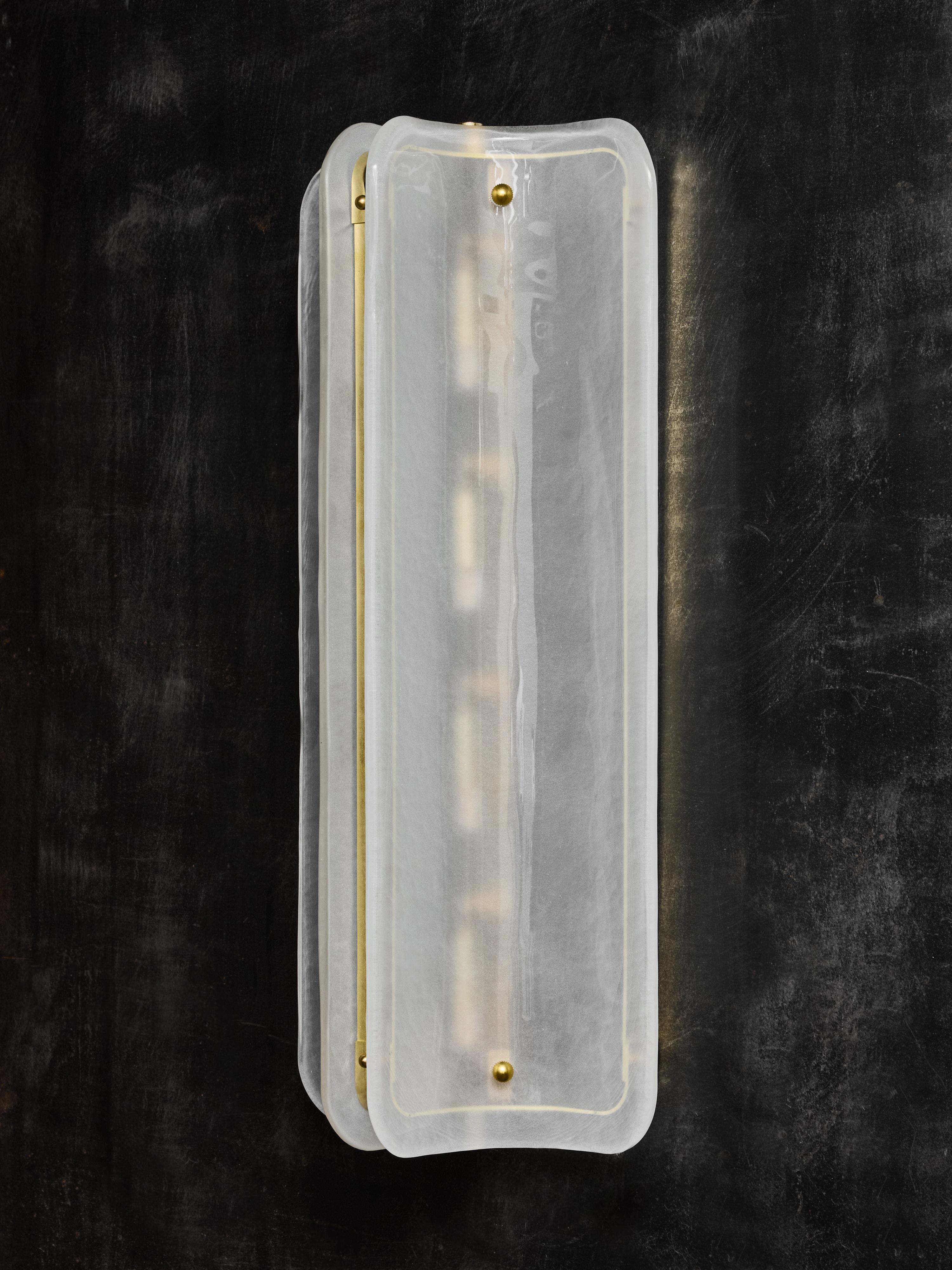 Große Wandleuchten aus weißem Muranoglas und Messing (Italienisch) im Angebot