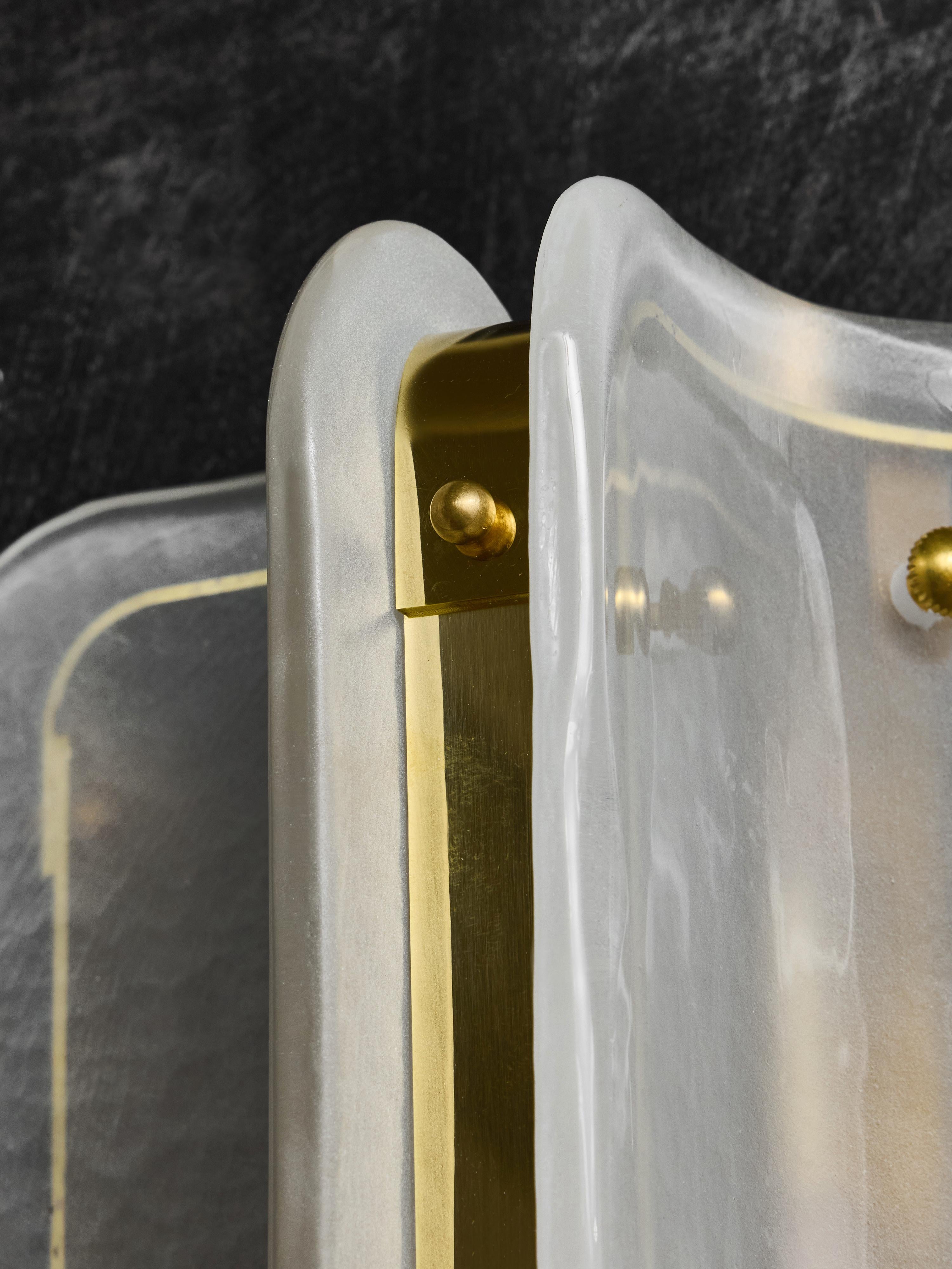 Große Wandleuchten aus weißem Muranoglas und Messing (21. Jahrhundert und zeitgenössisch) im Angebot