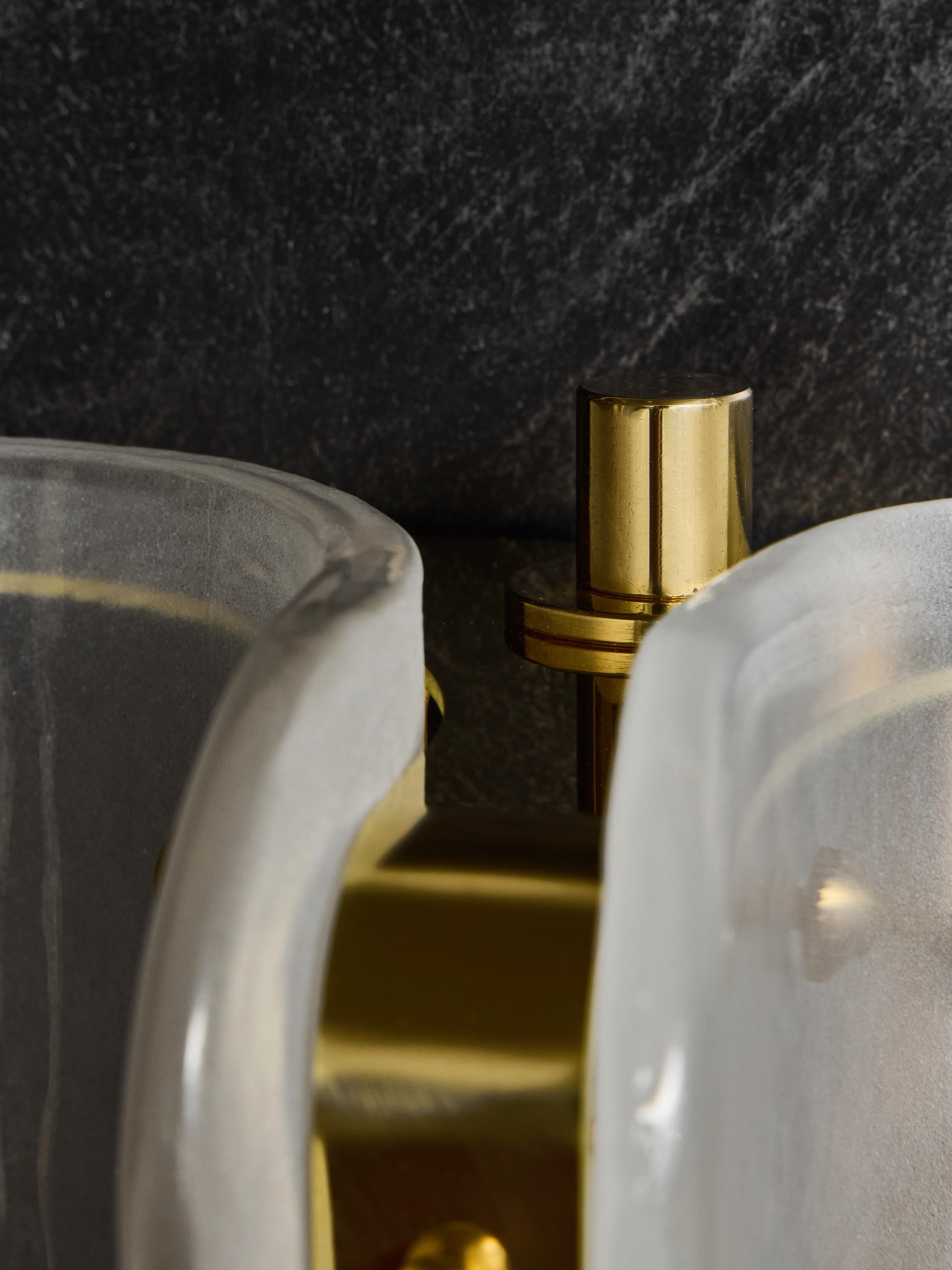 Große Wandleuchten aus weißem Muranoglas und Messing im Angebot 1