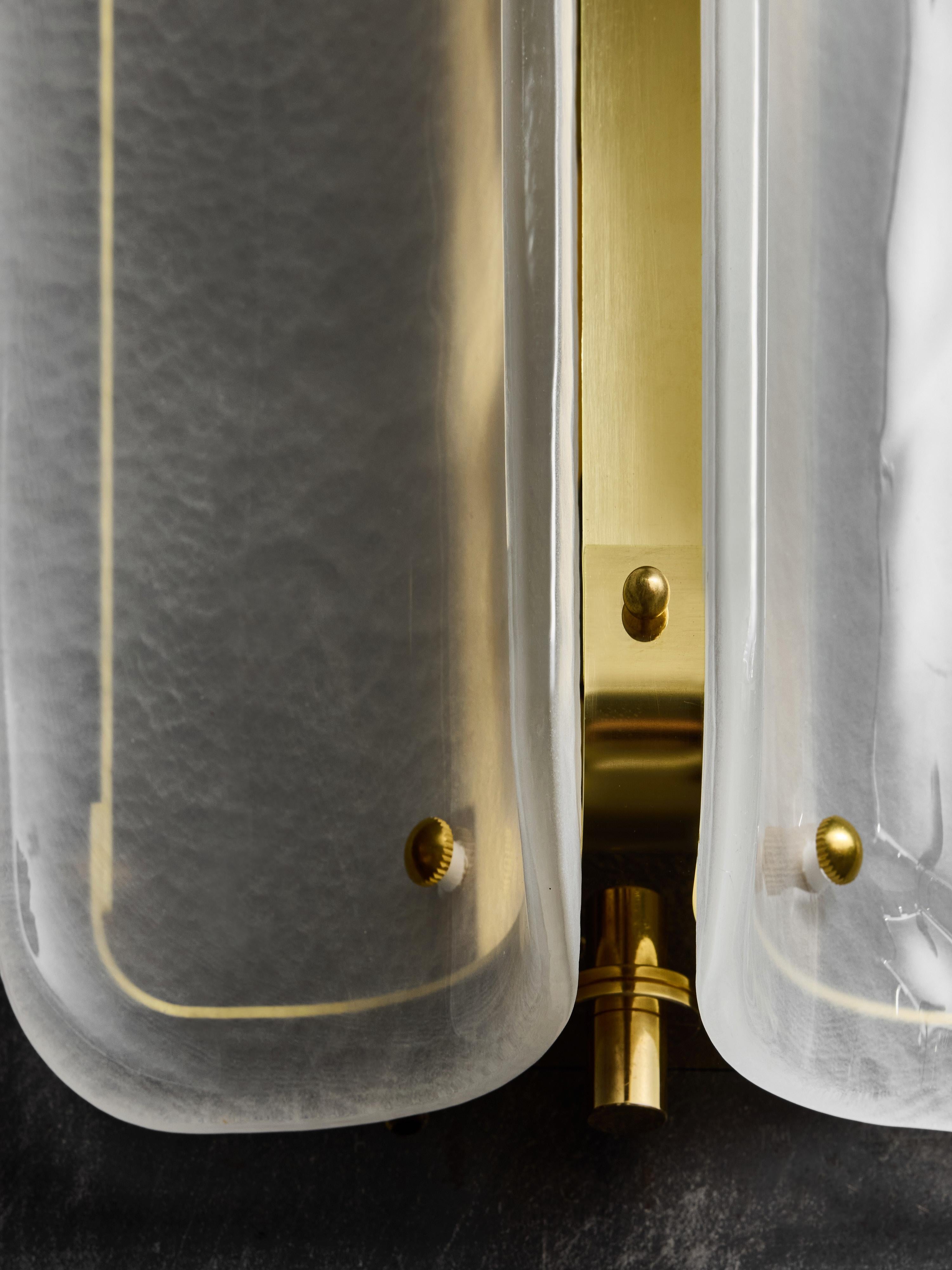 Große Wandleuchten aus weißem Muranoglas und Messing im Angebot 2