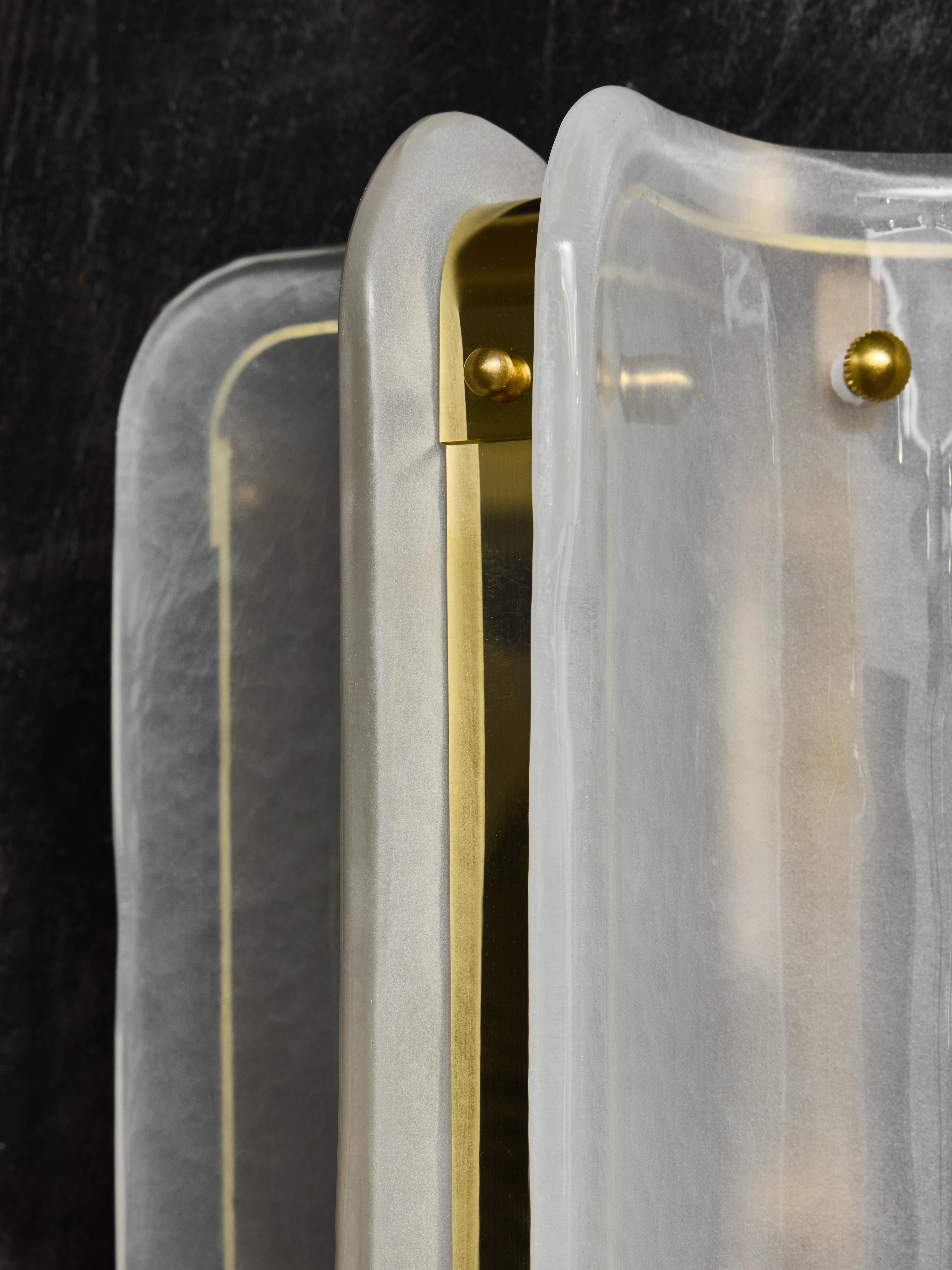 Große Wandleuchten aus weißem Muranoglas und Messing im Angebot 3