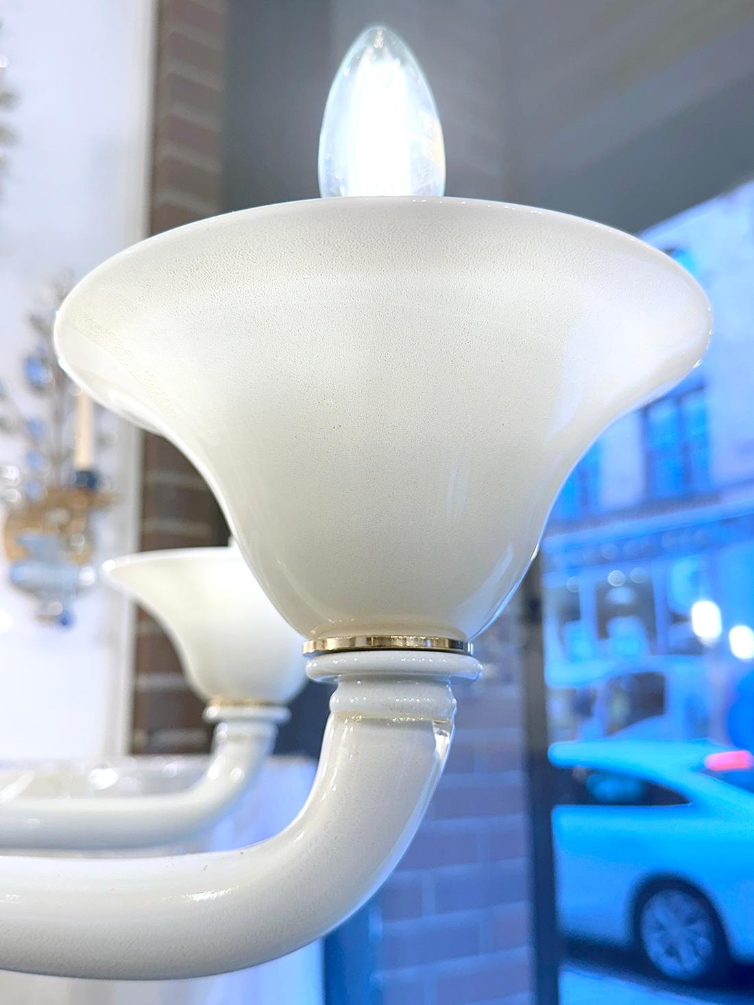 Large White Murano Glass Chandelier In Good Condition For Sale In New York, NY