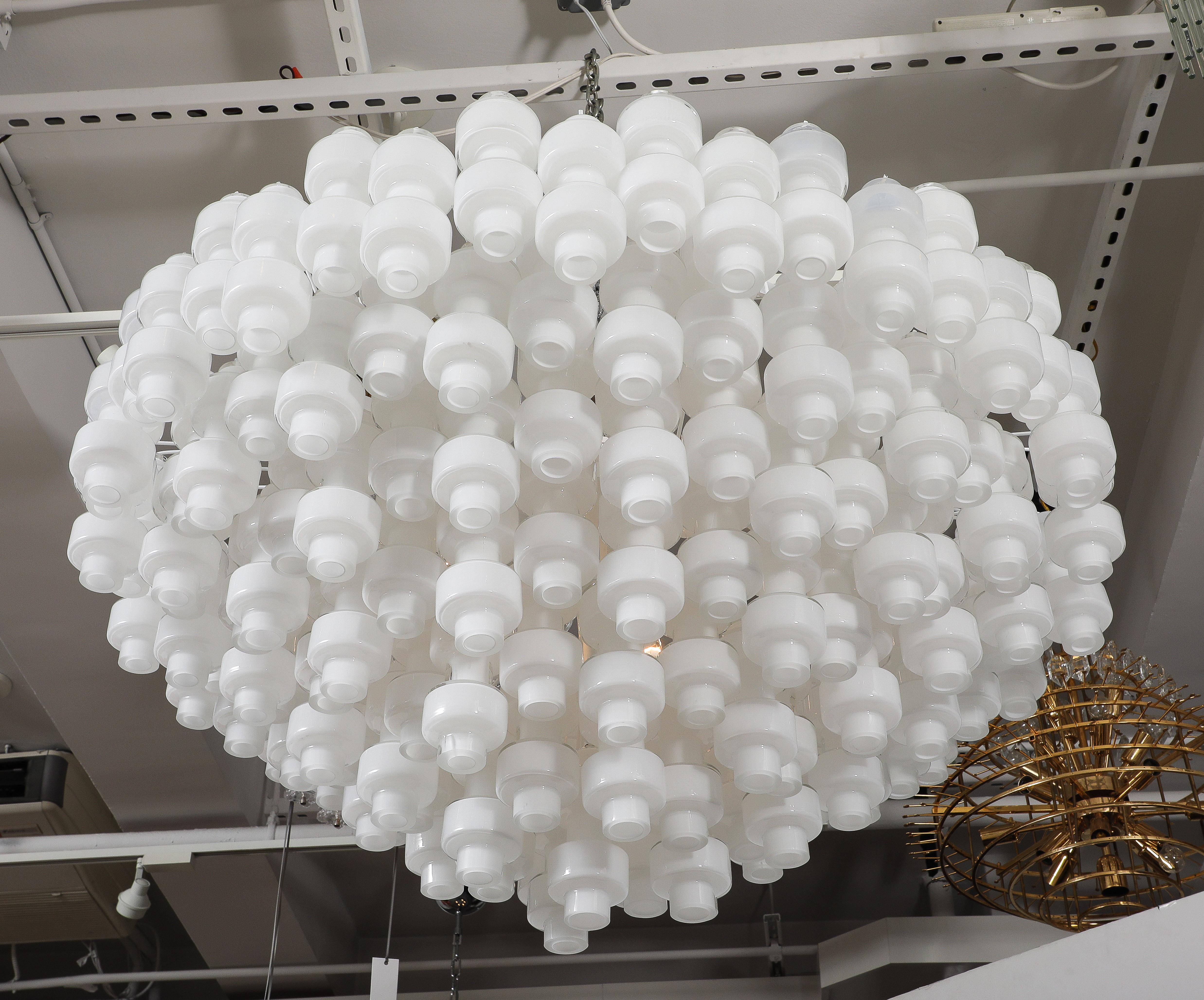 Large White Murano Glass  Chandelier In Excellent Condition For Sale In New York, NY